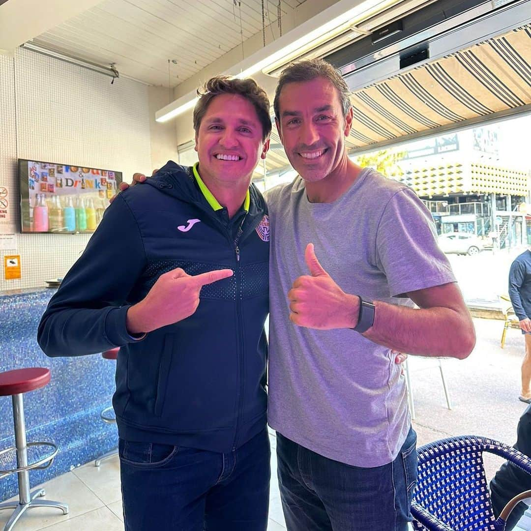 ロベール・ピレスのインスタグラム：「Não é #tbt !   Olha quem eu encontrei aqui na Espanha!  Campeão do Mundo com a seleção francesa em 98, tive o prazer de jogar com o amigo @robert_pires07 no @villarrealcf , em 2008.」