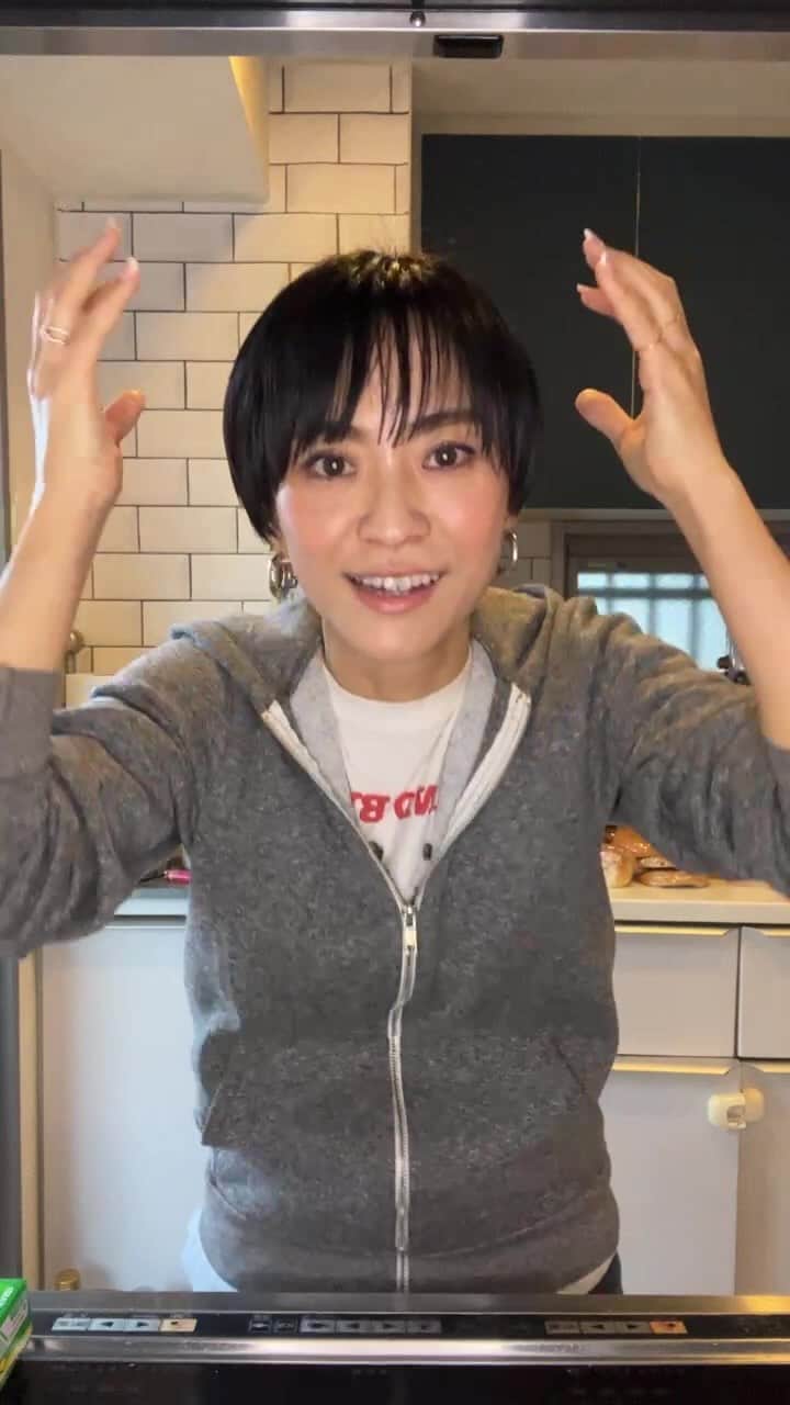 のインスタグラム：「. 寝起きはだいたい ハンマーヘッドシャークになる って話  #インスタLIVE #live配信 #動く二宮こずえ #喋る二宮こずえ」