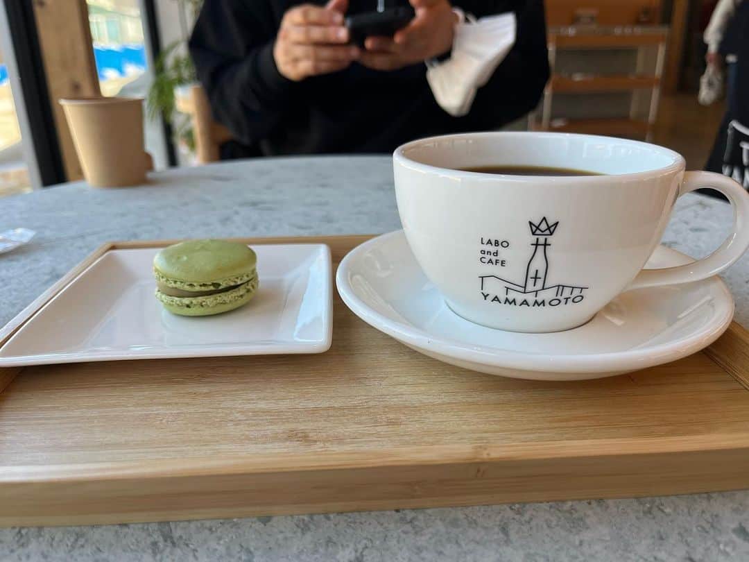 ガーラ・アマノ クリエイティブ部さんのインスタグラム写真 - (ガーラ・アマノ クリエイティブ部Instagram)「こんちは！ 休日に能代方面にお出かけしてきました♪  ずっと行ってみたかった山本酒造さんの「Labo&Cafe  Yamamoto」でコーヒーとマカロンを頂きました😋 雰囲気の良い店内でゆっくりできました☕︎ 次は日本酒の飲み比べをしたい‼︎ #山本酒造店・秋田 #Labo&Cafe Yamamoto #meatfactory #小玉醸造 #ハンバーグ #日本酒 #コーヒー #マカロン#休日のできごと」4月7日 11時36分 - gala_amano