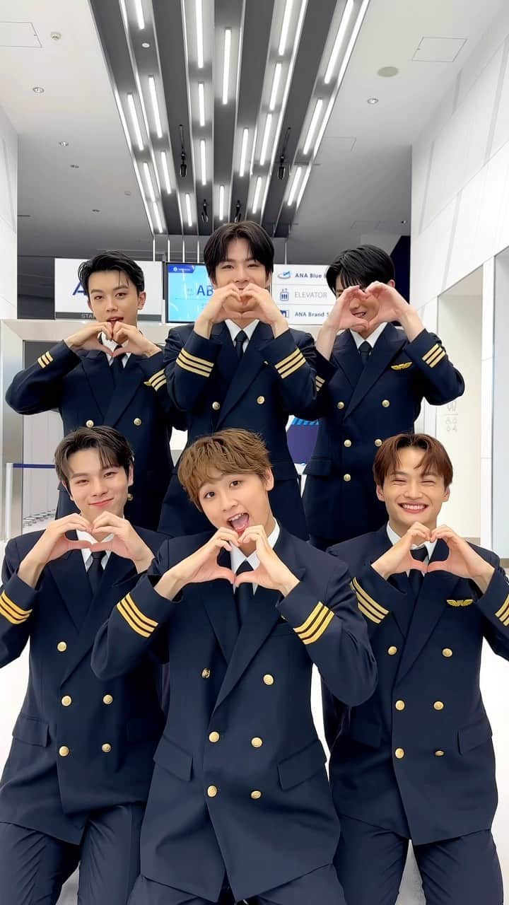 ANAのインスタグラム：「DXTEENがANA Blue Baseにやってきた👨‍✈️💙  @dxteen_official   #allnipponairways  #旅行 #旅 #trip #airplane #airport #japantrip #飛行機 #パイロット #制服 #変身 #BrandNewDay_チャレンジ #BrandNewDay_Challenge #DXTEEN #DXTN #大久保波留 #田中笑太郎 #谷口太一 #寺尾香信 #平本健 #福田歩汰」