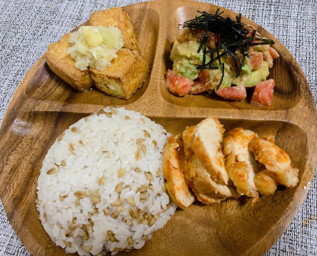 木曽大介さんのインスタグラム写真 - (木曽大介Instagram)「🧑‍🍳今日の献立👨🏻‍🍳 🍚スーパー大麦入りのどか米 🥩鶏むねチャーシュー麻婆味 🫘厚揚げのネギ塩かけ 🍅🥑トマトとアボカドのニンニクわさび醤油 💯」4月7日 10時10分 - kisotaro