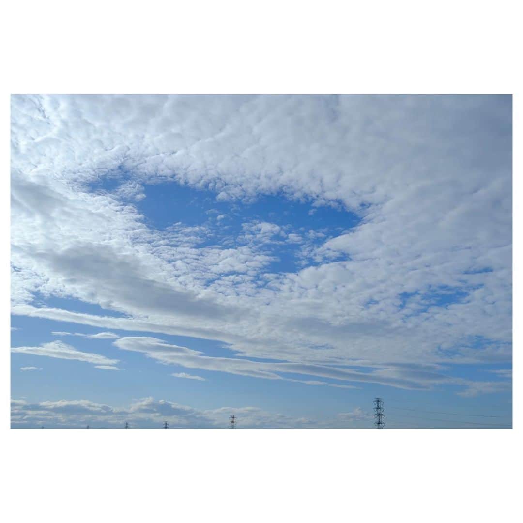 菊池真以さんのインスタグラム写真 - (菊池真以Instagram)「昨日の空🌸くるくる変わる空に、夢中で写真を撮りました✨  でもレンズ雲は強風のサイン🍃  関東もこのあとの方が風が強そうなので、気をつけてお過ごしくださいね🍀  #レンズ雲　#ときめく雲図鑑」4月7日 10時10分 - mai_sorairo