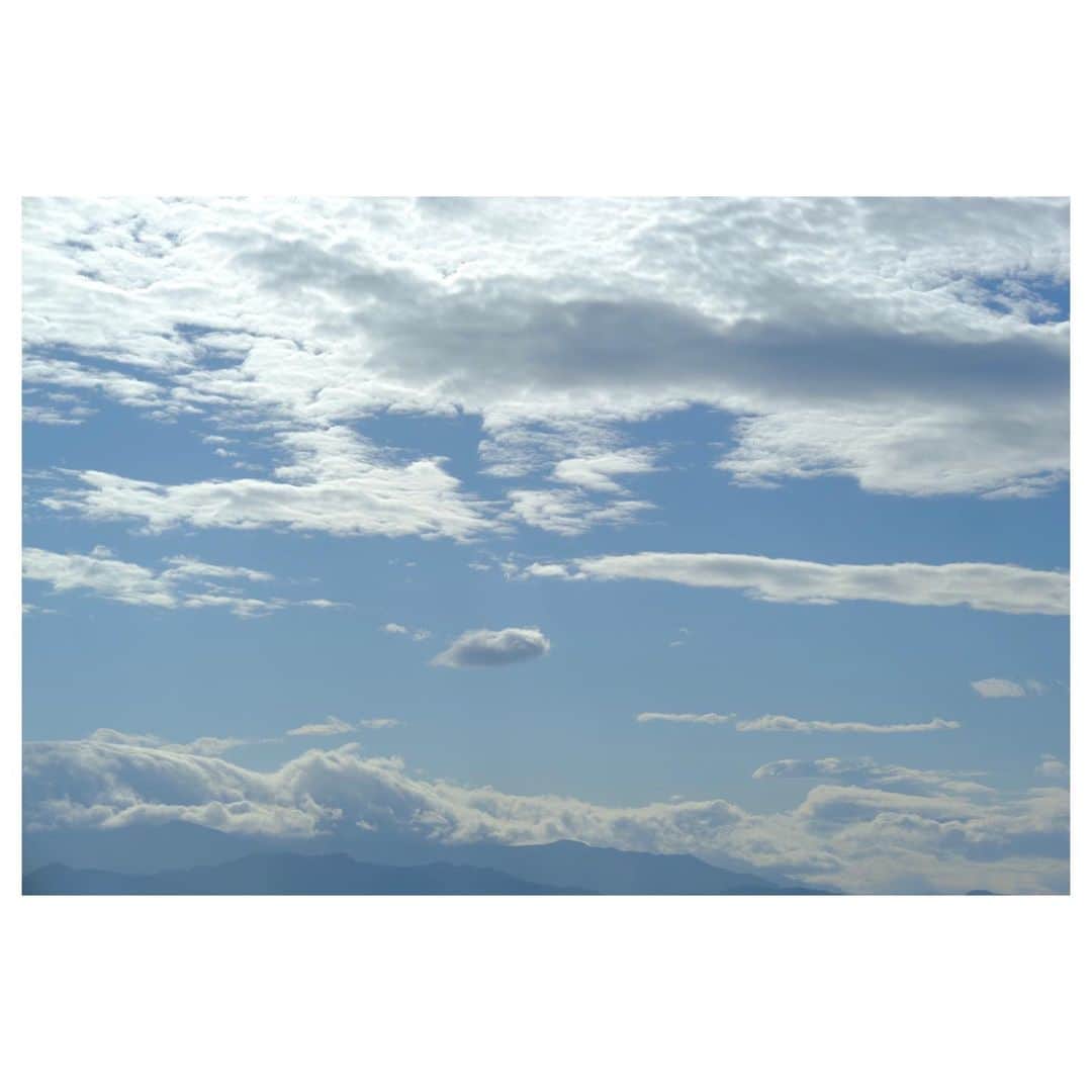 菊池真以さんのインスタグラム写真 - (菊池真以Instagram)「昨日の空🌸くるくる変わる空に、夢中で写真を撮りました✨  でもレンズ雲は強風のサイン🍃  関東もこのあとの方が風が強そうなので、気をつけてお過ごしくださいね🍀  #レンズ雲　#ときめく雲図鑑」4月7日 10時10分 - mai_sorairo