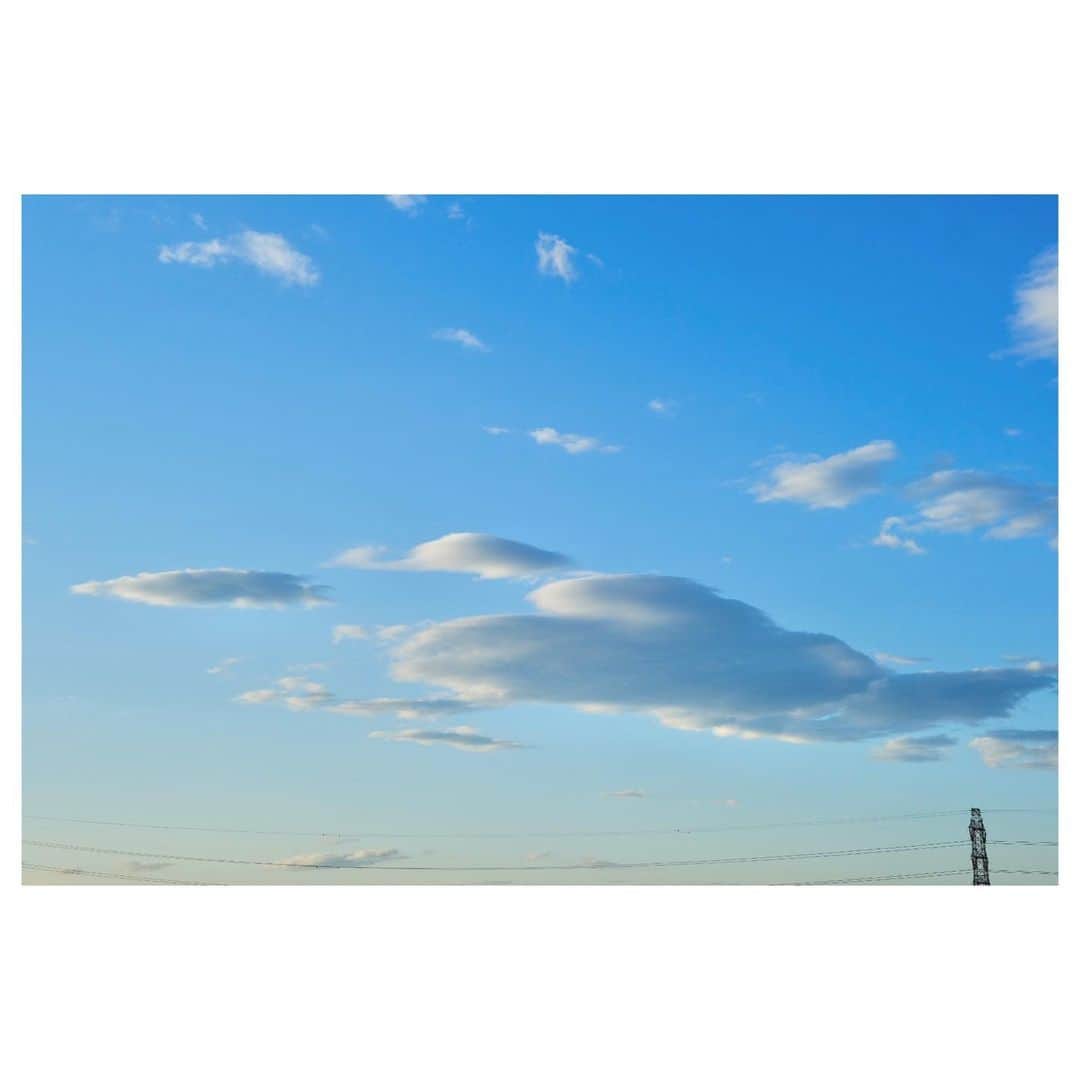 菊池真以のインスタグラム：「昨日の空🌸くるくる変わる空に、夢中で写真を撮りました✨  でもレンズ雲は強風のサイン🍃  関東もこのあとの方が風が強そうなので、気をつけてお過ごしくださいね🍀  #レンズ雲　#ときめく雲図鑑」