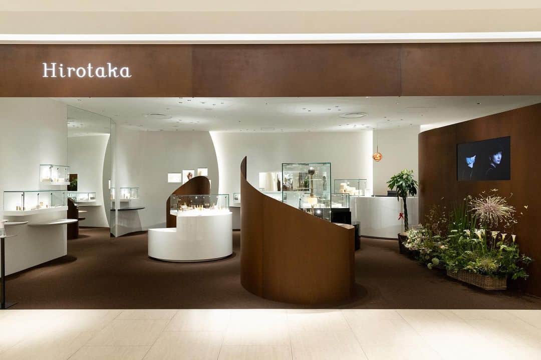Hirotaka Jewelryのインスタグラム：「Hirotaka welcomes you to our newest shop “Hirotaka Nagoya”, our 6th store in Japan and first for the area.  Exclusive to Nagoya, Hirotaka launches the “Golden South Sea Pearl” collection.  Glowing with beauty, the pearls are rare and lustrous, a stunning match for Hirotaka’s minimalist, playful designs.#hirotakajewelry」