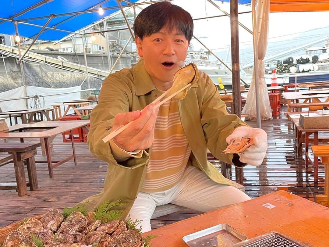 依田司さんのインスタグラム写真 - (依田司Instagram)「4月7日（金） テレ朝系列局中継が再開。今朝は広島HOMEテレビにご協力頂き、創業300年以上の老舗「島田水産」から牡蠣をご紹介。広島湾に広がる牡蠣棚は、自然豊かな宮島から栄養豊富な雨水が流れ込みおいしい牡蠣に育ちます。牡蠣の集積場に牡蠣小屋があり、超新鮮な採れたての牡蠣を堪能できちゃいます。蒸し牡蠣、牡蠣ご飯、牡蠣の雑炊、牡蠣フライ、、どれも、あまりの美味しさに「みるき〜〜〜〜っ！！」と叫んでしまいました笑。  きのう夕方は、HOMEさんの「ピタニュー」に出演させて頂きました。ゲストの元カープ中田投手と共に丸2時間スタジオでのトークや野仲気象予報士との天気予報、楽しかったです。ちなみに、、 同じ時間の真裏ではももクロちゃん達も広島入りしていてスタジオトークしており、「依田色クローバーゼットVSももいろクローバーZ in広島」という熱き戦いが展開されていたのでした笑。  #島田水産 #牡蠣大好き #依田さん #依田司 #お天気検定 #テレビ朝日 #グッドモーニング #気象予報士 #お天気キャスター #森林インストラクター #グリーンセイバーアドバンス #プロジェクトワイルド #IPCC伝導者 #japan #japantrip #japantravel #unknownjapan #japanAdvenそture #japanlife #lifeinjapan #instagramjapan #instajapan #療癒 #ilovejapan #weather #weathercaster #weatherforecast」4月7日 10時17分 - tsukasa_yoda