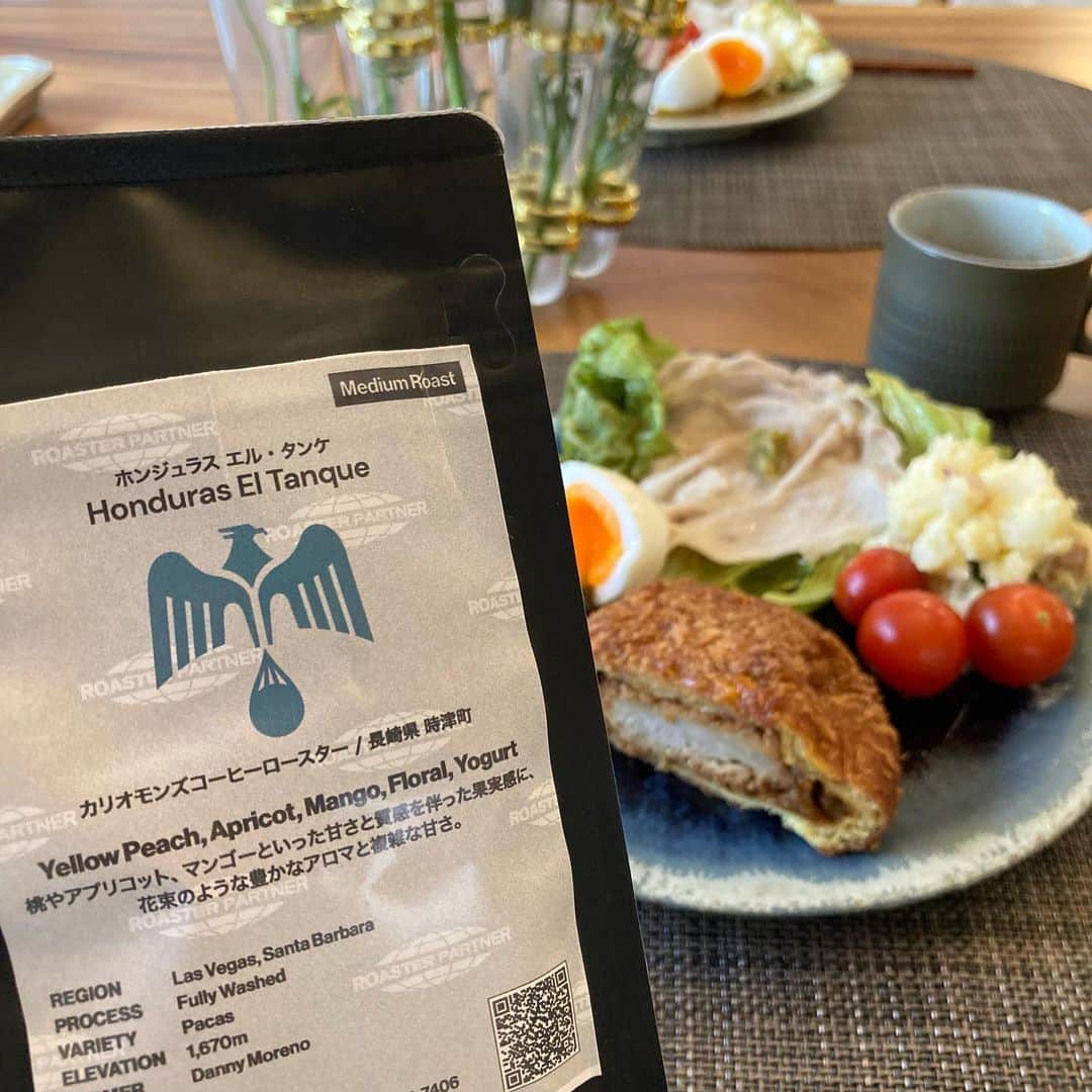 のインスタグラム：「コーヒージャーニー紀☕️本日は長崎のロースターさんのホンジュラス。ウォッシュドにありがちな超あっさりではなくて味が詰まっている。”花束のようなアロマ”って表現がいいなぁ。コーヒーやワインの描写って好きです。味わいで旅をして言葉を探す作業。その時間そのものがおいしい。  #コーヒー大好き #カリオモンズコーヒーロースター #postcoffee #朝食はしっかり食べる派」