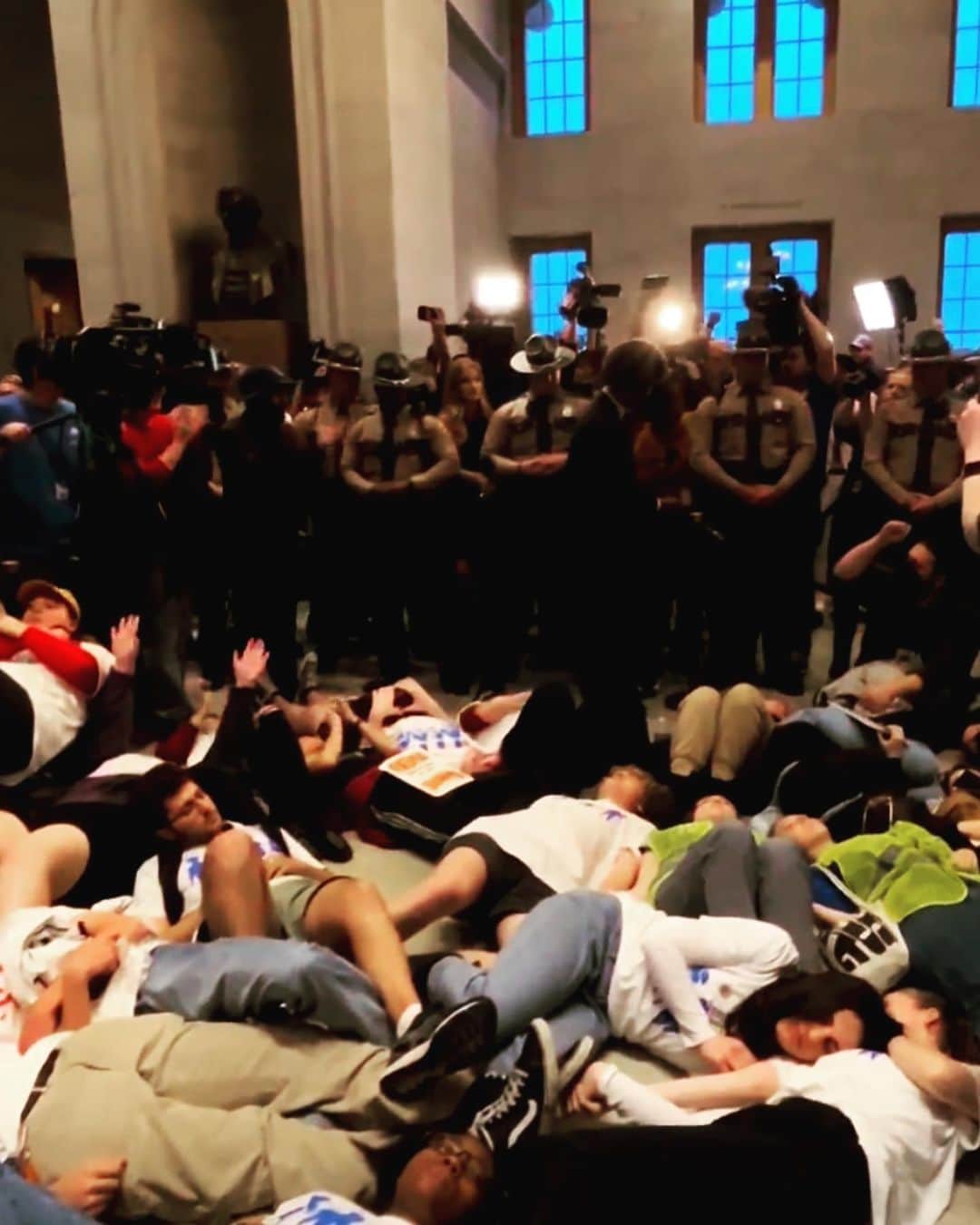 Richard Hainesさんのインスタグラム写真 - (Richard HainesInstagram)「🗣️If you don’t know what happened today in TENN you’re not paying attention. Go to @brianderrick_ hit the link Donate 💵 Make calls ☎️ Write your reps ✍🏼 @marchforourlives」4月7日 10時19分 - richard_haines