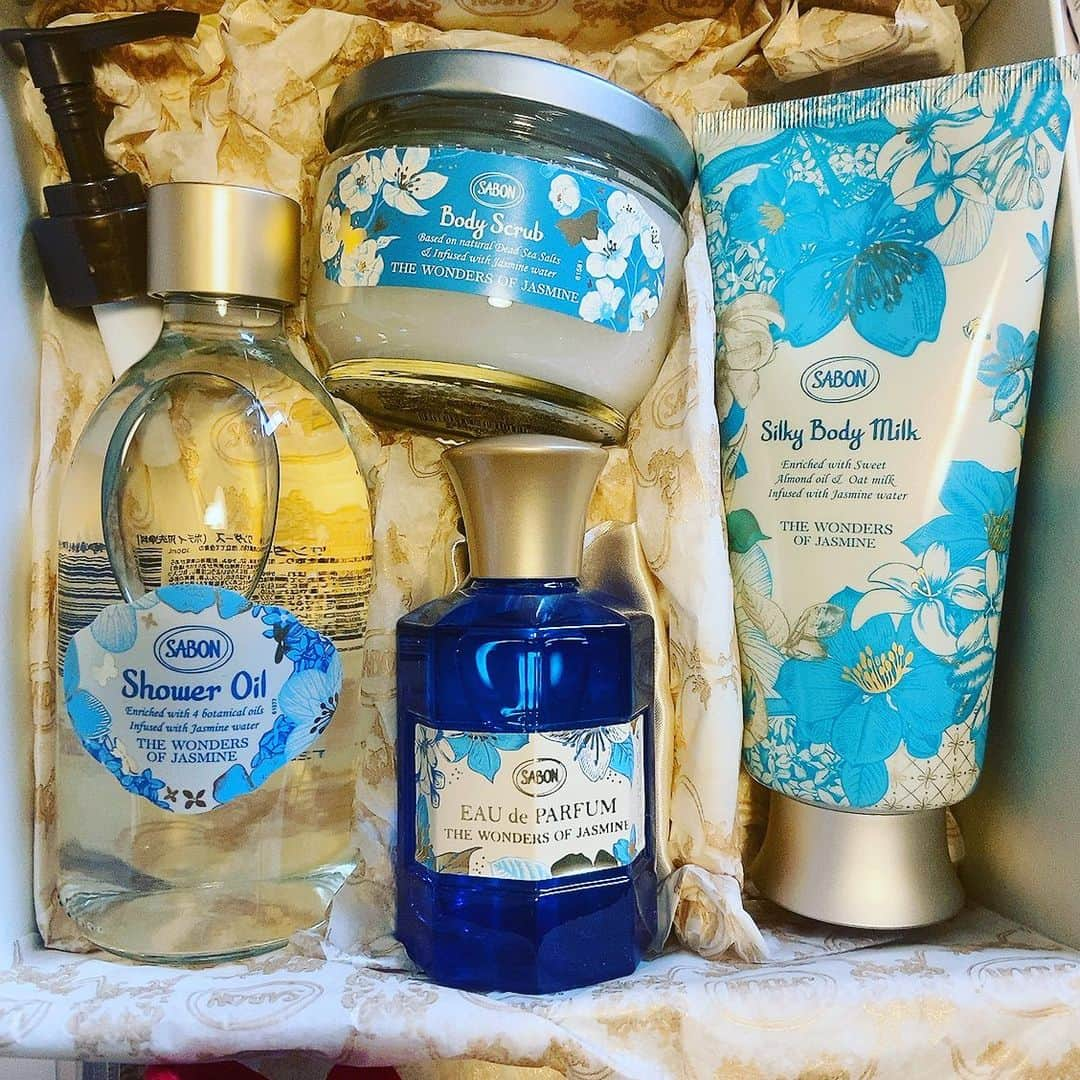 上田祥子さんのインスタグラム写真 - (上田祥子Instagram)「昨日、数量限定発売になった SABON ワンダーズ・オブ・ジャスミン・コレクション。ジャスミンのエレガントな香りに包まれると、多幸感が湧き立ちます。 こんなギフト、控えめに言っても嬉しすぎるでしょ！  #sabon #sabonthewondersofjasmine #ワンダーズオブジャスミンコレクション」4月7日 10時21分 - uedasachikoinsta