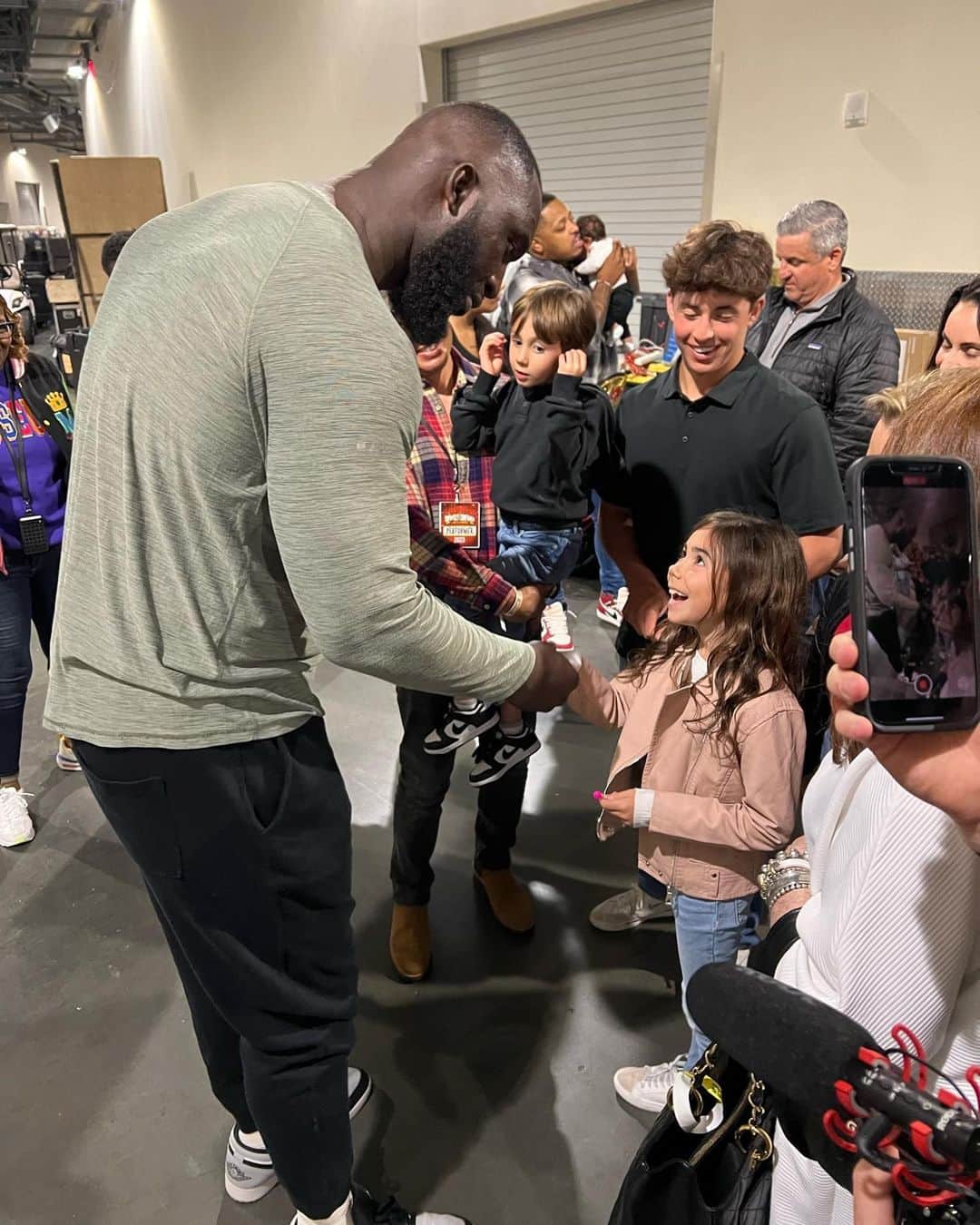 ステイシー・キーブラーさんのインスタグラム写真 - (ステイシー・キーブラーInstagram)「What an incredible weekend being back with my @WWE family! Seeing so many familiar faces warmed my heart and meeting new people made it even better ❤️  And to top it all off, my kids got their first taste of the WWE and they absolutely loved it! 🥰」4月7日 10時22分 - stacykeibler