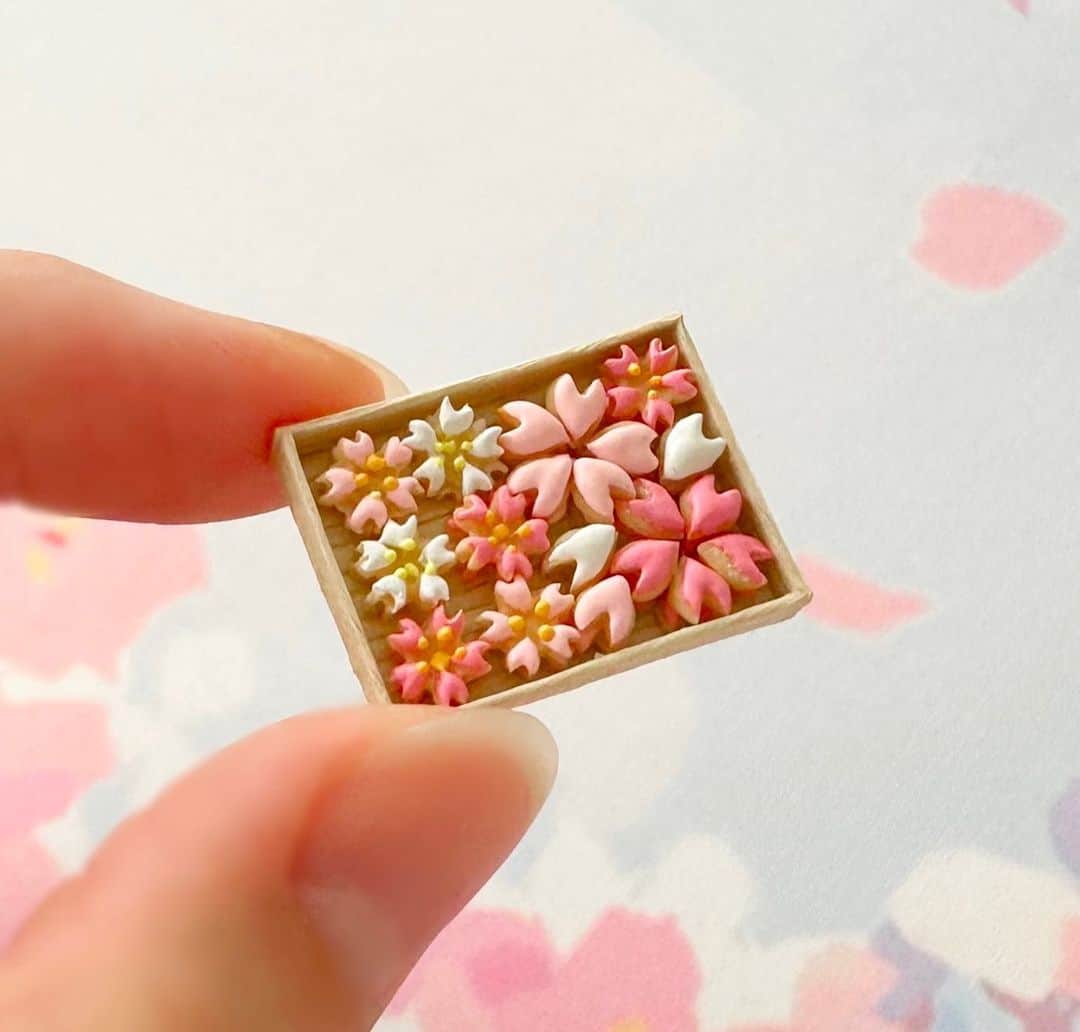 仙名彩世さんのインスタグラム写真 - (仙名彩世Instagram)「桜のアイシングクッキー。  Cherry blossom icing cookies.  #仙名彩世#ハンドメイド#ミニチュア #ミニチュアフード#桜#アイシングクッキー#クッキー#焼き菓子#sennaayase#handmade#miniature#miniaturefood#cherryblossom#cookie#手工制作#微型#微型食品#센나아야세#핸드메이드#미니어처#미니어처푸드」4月7日 10時24分 - miniaturefood_art_sennaayase