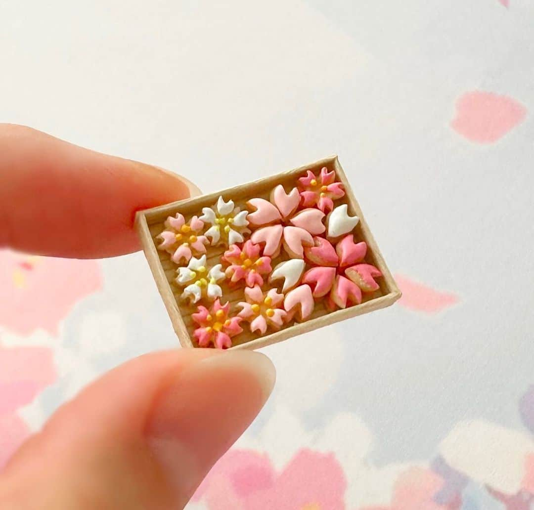 仙名彩世のインスタグラム：「桜のアイシングクッキー。  Cherry blossom icing cookies.  #仙名彩世#ハンドメイド#ミニチュア #ミニチュアフード#桜#アイシングクッキー#クッキー#焼き菓子#sennaayase#handmade#miniature#miniaturefood#cherryblossom#cookie#手工制作#微型#微型食品#센나아야세#핸드메이드#미니어처#미니어처푸드」