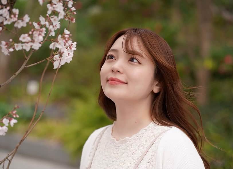 のインスタグラム：「. 風に髪が靡いてる感じがお気に入り☺️ . 1枚目と2枚目どっちが好き？？🌸 . . . #栗原みさ #役者 #ホラ女 #ポートレート #桜 #photo #photography #photooftheday #sakura #japan #japanesegirl #horrorfan #instagood #followme」