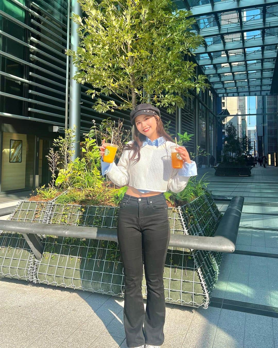 加藤愛梨さんのインスタグラム写真 - (加藤愛梨Instagram)「右手にオレンジ色、左手にオレンジ色🍊🧡  欲張りᐠ(  ᐢ ᵕ ᐢ )ᐟ  　  　  もー東京はいい！！！って思ってたけど 最近は東京ってまだまだ濃いなあとか思ったり思わなかったり。  でも、いつでも安定にスタバの ゆずシトラスティー♡ マンゴーパッションティーフラペチーノ♡ は美味しいから嬉しいヨ  　  　 今日も飲みたい Ventiサイズです 😛😛😛 足りなかった」4月7日 10時34分 - l_ovepear