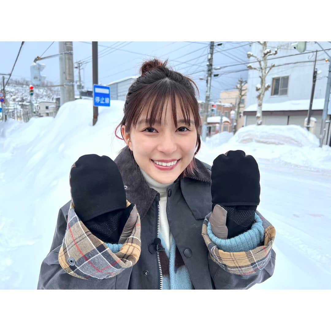 芳根京子さんのインスタグラム写真 - (芳根京子Instagram)「本日4月7日(金)23:00から 「アナザースカイ」に出演させていただきます！  今回、おじいちゃんおばあちゃんが住んでいた思い出の地、北海道へ行ってきました。 小樽に寄り道してニセコへ行ったよ！  嬉しい事だらけの旅でした。 素敵な機会をありがとうございました！  自然と心をがっぽり開いて過ごしていたので少し恥ずかしいんですが... お時間ありましたら是非見ていただきたいです😌  そういえばこの時思い切って数日限定でピンクのインナーカラー入れてました！ ほんとにたった5日間だけとかだったからアナザースカイでしか見られません。えへ。  天狗山での1人ハートがマネージャーさんメイクさんスタイリストさんの芳根チームにバカウケしてた。😎🫶笑  #それパク」4月7日 10時36分 - yoshinekyoko