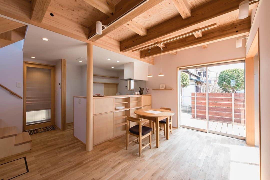 岡庭建設株式会社のインスタグラム：「.  質感が豊かな#木の家 。  素材がいいから出来るだけシンプルに。  自然光が綺麗に部屋を照らしてくれます。  ･････････････････････････････････   《みんなでつくるいえ、みんなでまもるいえ。》  #東京都 #西東京市 の地域工務店、岡庭建設です。  資料請求・お問い合わせ先は プロフィールのURLからどうぞ📩 ▶︎ @okaniwastyle   施工事例や住まい手さまの暮らしぶりが見れます📷 ▶︎ #岡庭建設 #okaniwastyle   リノベーションのご相談はこちら🏠 ▶︎ @okaniwa_reform_koubou   ･････････････････････････････････   #注文住宅 #分譲住宅 #家づくり#大工 #職人  #パッシブデザイン #自然素材の家 #無垢材 #無垢床   #木の家 #木造住宅 #自然素材  #新築注文住宅 #新築一戸建て #マイホーム計画  #シンプルな家づくり  #木のある暮らし #自然と暮らす  #設計士とつくる家 #大きな窓 #terrace  #ウッドデッキのある暮らし #デッキテラス #大きな窓 #livingroom」