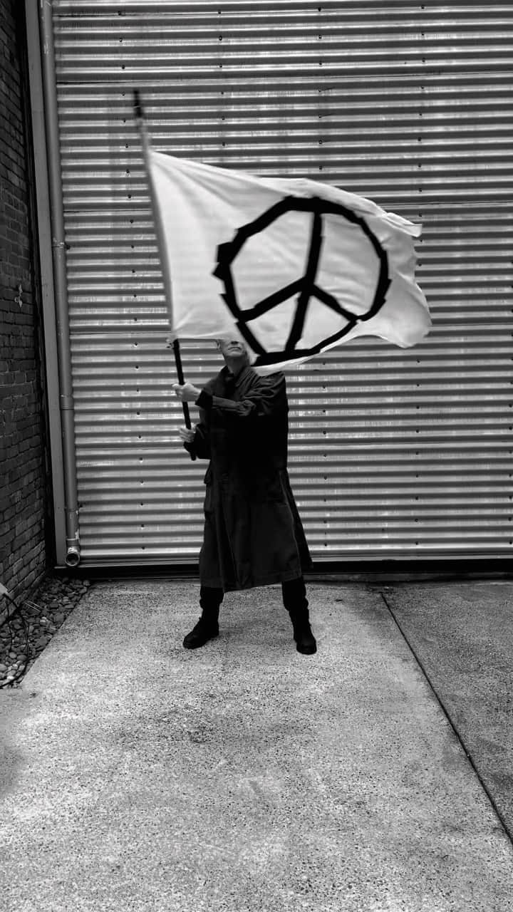 ブライアン・アダムスのインスタグラム：「I don’t wanna be no soldier - I don’t wanna shoot no gun, I don’t wanna drop no bomb - I don’t wanna hurt no one, I don’t wanna fight no battles - I don’t wanna settle no score, I don’t even understand - What we’re fightin’ for, No it ain’t my war. That’s the way of the world - That’s what they tell me, That’s the way of the world - They can’t sell me, That’s the way of the world - I can’t explain it, That’s the way of the world - But we can change it. We’re burnin up the ozone layer - We’re walkin on a real thin wire, Stirrin’ up a hurricane - Playin’ with the devil’s fire, Got a lot of dirty water - Got a lot of dirty air, Got skeletons in the closet - But nobody looks in there, ‘Cause they’re all scared. That’s the way of the world - That’s what they tell me, That’s the way of the world - They can’t sell me, That’s the way of the world - I can’t explain it, That’s the way of the world - But we can change it. I just wanna live in peace now - With my guitar and my girl, Raise a little family - That’s way it’s supposed to be, That’s the way of the world - Yeah, That’s the way of the world, That’s the way of the world. That’s the way of the world - That’s what they tell me, That’s the way of the world - They can’t sell me, That’s the way of the world - I can’t explain it, That’s the way of the world - But we can change it. #peacenow #stopwar」