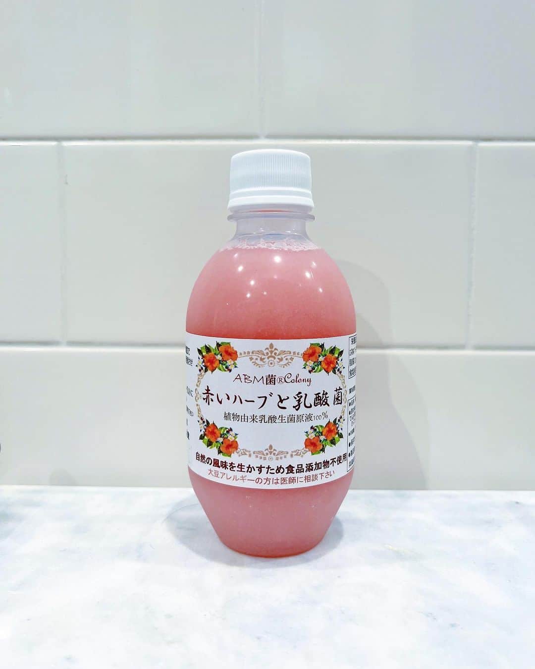 五位渕のぞみさんのインスタグラム写真 - (五位渕のぞみInstagram)「#赤いハーブと乳酸菌 🥤🥣✨✨ @bbmlab  ㅤㅤㅤㅤㅤㅤㅤㅤㅤ プロティクイーン®の効果はそのままに、 女性にうれしいコラーゲンとハイビスカスを 贅沢に配合した、カラダの中から綺麗になる 至極の一品 なの❣️ ㅤㅤㅤㅤㅤㅤㅤㅤㅤ 摂ることによって睡眠の質などが良くなったり することが期待されてるの🥺🙏🏻🙏🏻 ㅤㅤㅤㅤㅤㅤㅤㅤㅤ 💙 赤いハーブと乳酸菌 ＜美と健康維持に。整えたいときに＞ ◽内容量　300g ¥6,264 ㅤㅤㅤㅤㅤㅤㅤㅤㅤ ✅そのまま飲む ✅ヨーグルトにまぜる ✅ドレッシングと合わせる などお好みで使えるがとっても良いの😍💕 ㅤㅤㅤㅤㅤㅤㅤㅤㅤ とるタイミングは食後をオススメみたい🙆🏻‍♀️✨✨ ㅤㅤㅤㅤㅤㅤㅤㅤㅤ 【摂取量（目安）】 ◽健康維持 毎日１０～３０gずつ ◽体調が気になる方 毎食後に３０g以上。 ㅤㅤㅤㅤㅤㅤㅤㅤㅤ わたしはヨーグルトに入れて摂取してるよ🥣😋 ㅤㅤㅤㅤㅤㅤㅤㅤㅤ ㅤㅤㅤㅤㅤㅤㅤㅤㅤ ㅤㅤㅤㅤㅤㅤㅤㅤㅤ ㅤㅤㅤㅤㅤㅤㅤㅤㅤ ㅤㅤㅤㅤㅤㅤㅤㅤㅤ ㅤㅤㅤㅤㅤㅤㅤㅤㅤ ㅤㅤㅤㅤㅤㅤㅤㅤㅤ ㅤㅤㅤㅤㅤㅤㅤㅤㅤ ㅤㅤㅤㅤㅤㅤㅤㅤㅤ  PR @bbmlab #植物由来乳酸菌 #プロティクイーン #発酵ドリンク #赤いハーブと乳酸菌 #美肌アイテム #コラーゲン配合」4月7日 10時42分 - nonnon0319