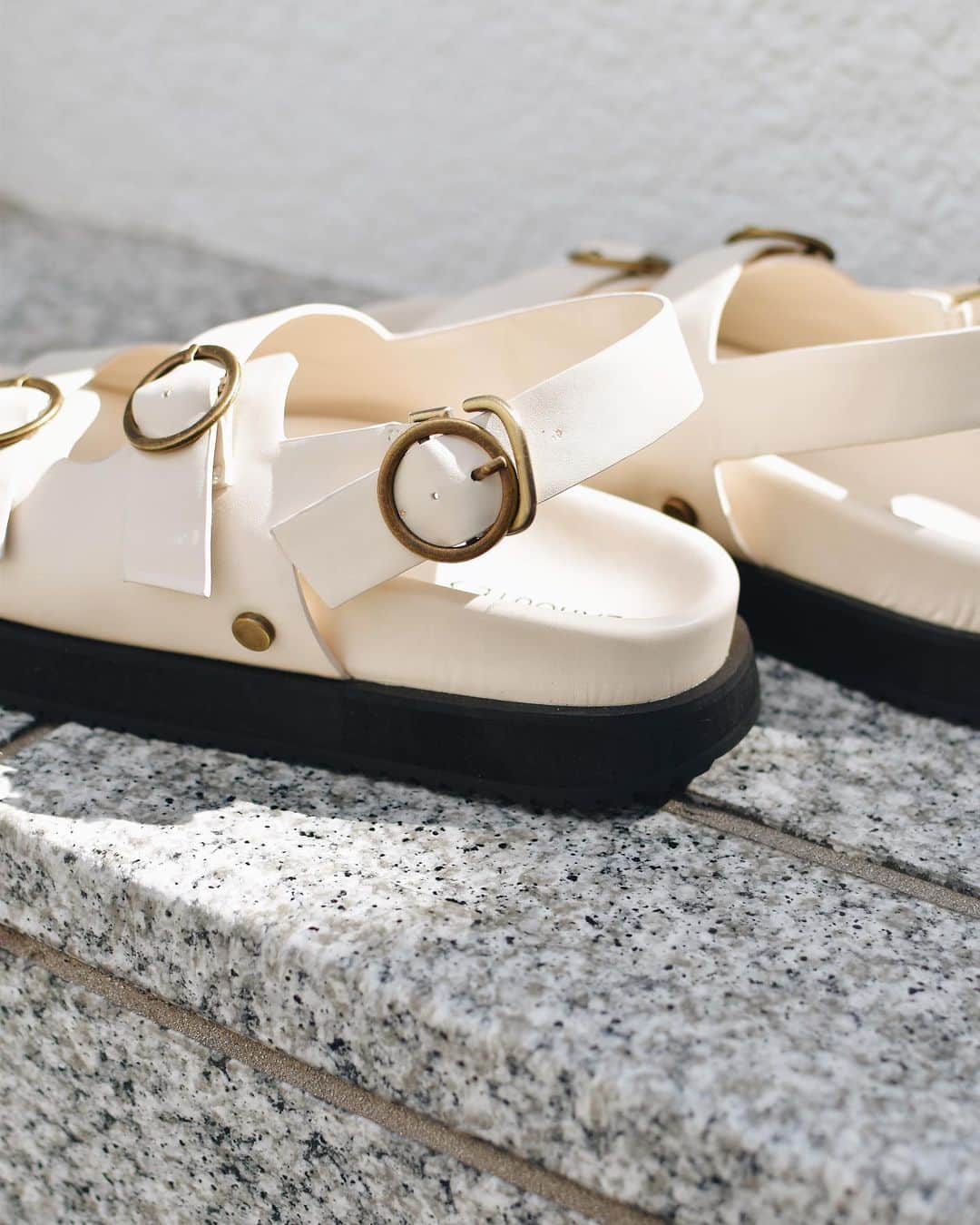 オンラインショップ アットシェルタのインスタグラム：「LAROUTE〉 2023 SS/COLLECTION   COMING SOON..  #laroute #larouteshoes #abahouse #サンダル  #ラルート」