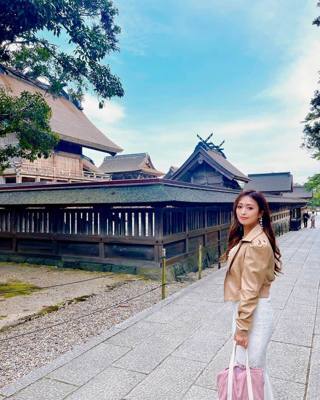 Fujikoさんのインスタグラム写真 - (FujikoInstagram)「最強パワースポット⛩  出雲大社へ🕊️✨  去年の神無月にも行けたけど 普通の日にも行けました✨  神様に導かれてるのかな💗  縁結びの神様🧝🏻‍♂️  ワンマンライブまであと1ヶ月半🙈  不安も沢山あるけど まずは4月にリリースする歌、 結構気合い入れています💗  みんなに愛される作品にしたいな✨  最近の趣味がパワースポット巡り⛩ で、最近神話や、歴史、などなど全然興味なかったのに、関心持つようになりました🥺  人って何かに出会うと自分の何かも変えるんですね💗🕊️  私は太陽みたいに 誰かが笑顔になるようなことがしたいな💗  頑張ってくぞぉ🌈🌞✨  #Fujiko#出雲大社#神社巡り#パワースポット巡り #いなさの浜 #縁結びの神様 #歌手#日本#singer#artist#歌#diva#ワンマンライブチケット発売中」4月7日 10時48分 - fujikochan1023