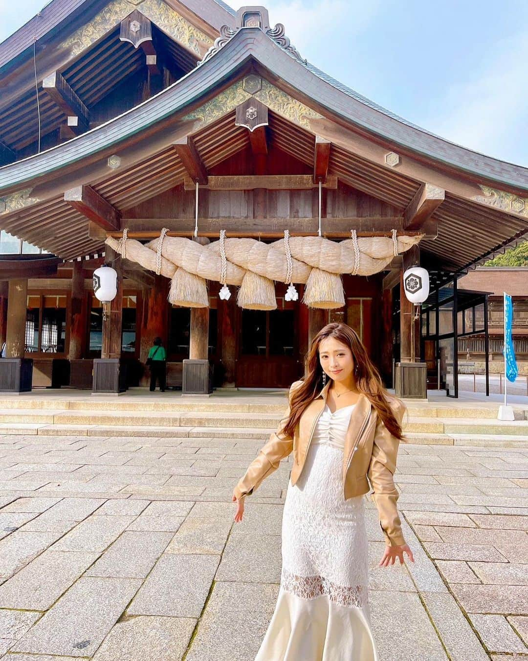 Fujikoのインスタグラム：「最強パワースポット⛩  出雲大社へ🕊️✨  去年の神無月にも行けたけど 普通の日にも行けました✨  神様に導かれてるのかな💗  縁結びの神様🧝🏻‍♂️  ワンマンライブまであと1ヶ月半🙈  不安も沢山あるけど まずは4月にリリースする歌、 結構気合い入れています💗  みんなに愛される作品にしたいな✨  最近の趣味がパワースポット巡り⛩ で、最近神話や、歴史、などなど全然興味なかったのに、関心持つようになりました🥺  人って何かに出会うと自分の何かも変えるんですね💗🕊️  私は太陽みたいに 誰かが笑顔になるようなことがしたいな💗  頑張ってくぞぉ🌈🌞✨  #Fujiko#出雲大社#神社巡り#パワースポット巡り #いなさの浜 #縁結びの神様 #歌手#日本#singer#artist#歌#diva#ワンマンライブチケット発売中」