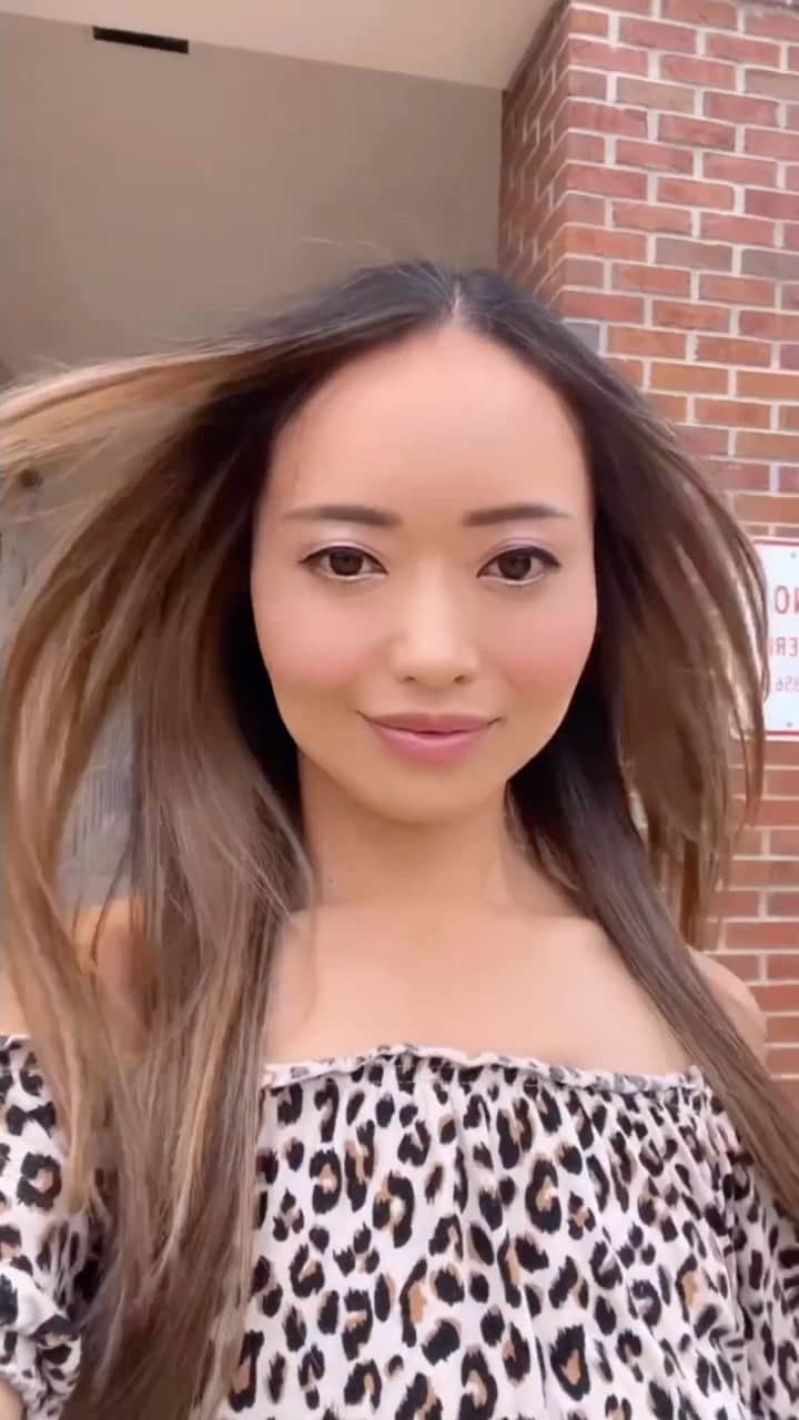 のインスタグラム：「New hair!!🌸 Love this  beautiful color!!😍💕 And my first time keratin treatment. This is amazing!!😳🤩✨  Thank you for such a beautiful hair!!!!🥰 The best hair stylist @hairbygrace.d 💖  And thank you for the great support!!🥺❤️ Congratulations 1th anniversary🎉  @frangipanihairstudio @roarofthejags  @jaguars  4月！ということで髪の毛も新しく🌸 オーディションに向けての準備でもあります！ どうでしょうか？  チームサポートが本当に助かります🙇‍♀️ 今日のメニューは カット、バレイヤージュカラー、そしてはじめてケラチントリートメントに挑戦！ 縮毛矯正とは違って髪に優しく、かつストレートでサラサラになります😍 なんでもっと早くやらなかったのか、、 後悔するくらい良いですこれ。  毎回、英語でイメージを伝えるのが難しくて、なりたい髪型にならないことが結構あったけど、やっと私のことを分かって下さる素晴らしいスタイリストさんに出会えました😍 今回もご指名❤️ カラーもオレンジっぽい金髪になるのは嫌なんだよねって言ったら、それはあなたらしくないからしないわよ！って。 分かってるー！🥹 私はアッシュよりのクールトーンが好きなので、イメージ通りになった😍 素晴らしい👏  髪型変えると気持ちも前向きになれる気がする！ オーディションがもうすぐ近いので、この髪の毛で臨みます！！💪✨  #frangipanihairstudio #newhair #florida #jacksonville #balayage #karatintreatment #haircut #nflcheerleaders #theroarofthejags #jaguars」