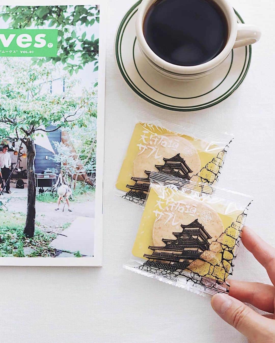 樋口正樹さんのインスタグラム写真 - (樋口正樹Instagram)「morning coffee ☕️ . 朝のコーヒと移住情報誌と マサムラの天守石垣サブレ😋 . 年２回くる田舎への移住欲。 新創刊した雑誌をみながら ほんと前向きに検討始める🤔 @moves_magazine . 石垣サブレは安定の美味さ！ ちなみに４月６日は城の日🏯 . . #城の日 #長野移住 #田舎暮らしに憧れる #マサムラ #天守石垣サブレ #松本グルメ #朝菓子 #雑誌 #朝活 #morningcoffee」4月7日 10時51分 - higuccini