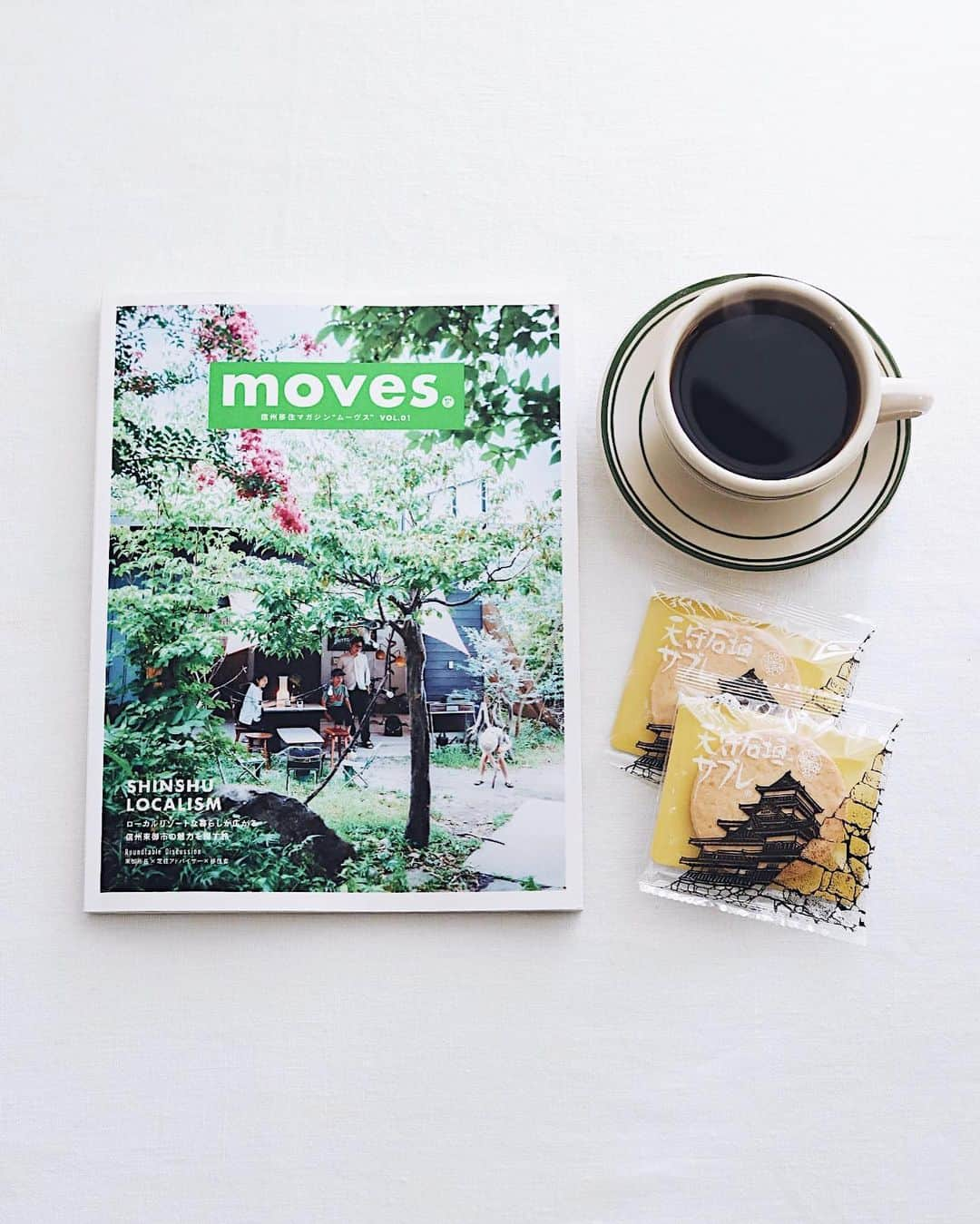 樋口正樹さんのインスタグラム写真 - (樋口正樹Instagram)「morning coffee ☕️ . 朝のコーヒと移住情報誌と マサムラの天守石垣サブレ😋 . 年２回くる田舎への移住欲。 新創刊した雑誌をみながら ほんと前向きに検討始める🤔 @moves_magazine . 石垣サブレは安定の美味さ！ ちなみに４月６日は城の日🏯 . . #城の日 #長野移住 #田舎暮らしに憧れる #マサムラ #天守石垣サブレ #松本グルメ #朝菓子 #雑誌 #朝活 #morningcoffee」4月7日 10時51分 - higuccini