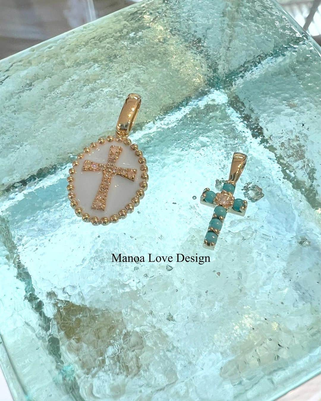 Manoa Love Design Hawaiiのインスタグラム：「Diamond turquoise cross✝️  #manoalovedesign #crosspendant #turquoisecross #waikikibeach#waikiki#manoa#jewelrytrends #hawaiitrip #hawaiivacation #マノアラブデザイン #マノア#クロスネックレス #ワイキキ#ワイキキビーチ #ターコイズクロス#ターコイズネックレス #ジュエリー好き #ハワイ旅行」