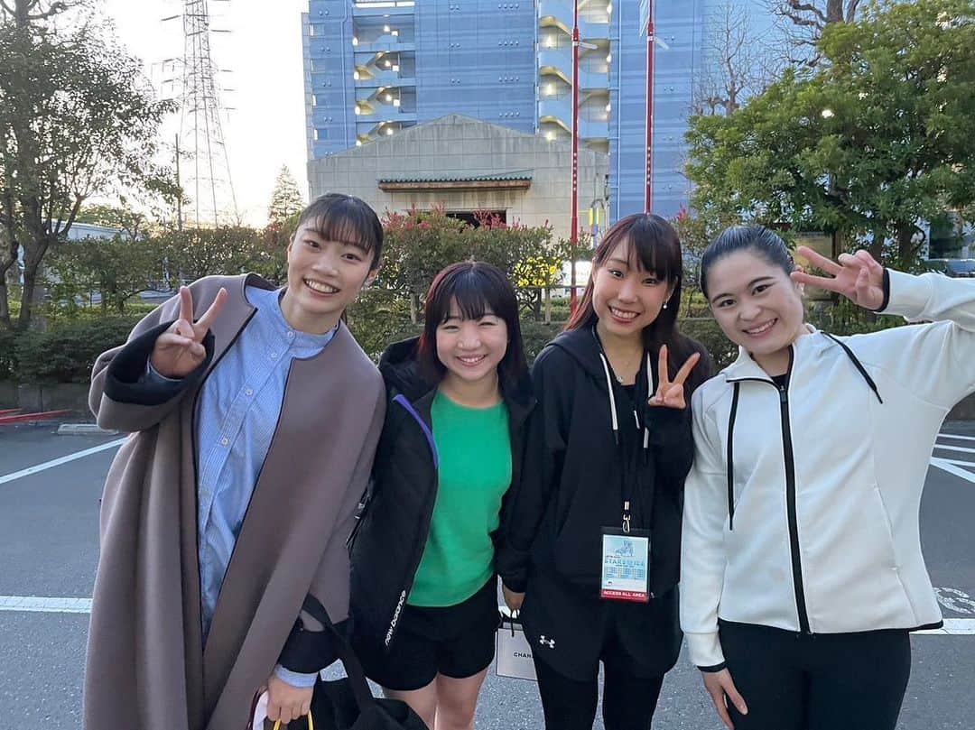 内山由綺さんのインスタグラム写真 - (内山由綺Instagram)「スターズオンアイスにあすかちゃんと一緒に行ってきました！誘ってくれてありがとう！  まいちゃんとさとちゃんわざわざ演技前にきてくれてありがとう🙇🏻‍♀️2人とも可愛かった♡ また、さとこちゃんとは同い年と言うこともあり話したことはあるけど、対面で会うのは実は初めて😙 体操競技と同じ採点競技なので、勉強になる部分が非常に多く、会場を魅了するような演技が私自身もできるように頑張りたいなと思いました！ 2週間後にまた試合があるので今回感じたことを自分の演技に落とし込めるように頑張ります！ スターズオンアイスの公演はあと数日あるので頑張ってください👍🏻  航平さんと健三くんもいた。 写真撮ってくれてありがとうございました🙏🏻  #スケート　#体操　#soi」4月7日 10時52分 - yuki_gym_smile