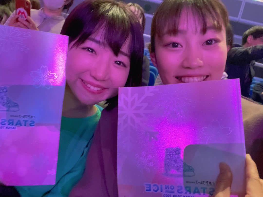 内山由綺さんのインスタグラム写真 - (内山由綺Instagram)「スターズオンアイスにあすかちゃんと一緒に行ってきました！誘ってくれてありがとう！  まいちゃんとさとちゃんわざわざ演技前にきてくれてありがとう🙇🏻‍♀️2人とも可愛かった♡ また、さとこちゃんとは同い年と言うこともあり話したことはあるけど、対面で会うのは実は初めて😙 体操競技と同じ採点競技なので、勉強になる部分が非常に多く、会場を魅了するような演技が私自身もできるように頑張りたいなと思いました！ 2週間後にまた試合があるので今回感じたことを自分の演技に落とし込めるように頑張ります！ スターズオンアイスの公演はあと数日あるので頑張ってください👍🏻  航平さんと健三くんもいた。 写真撮ってくれてありがとうございました🙏🏻  #スケート　#体操　#soi」4月7日 10時52分 - yuki_gym_smile
