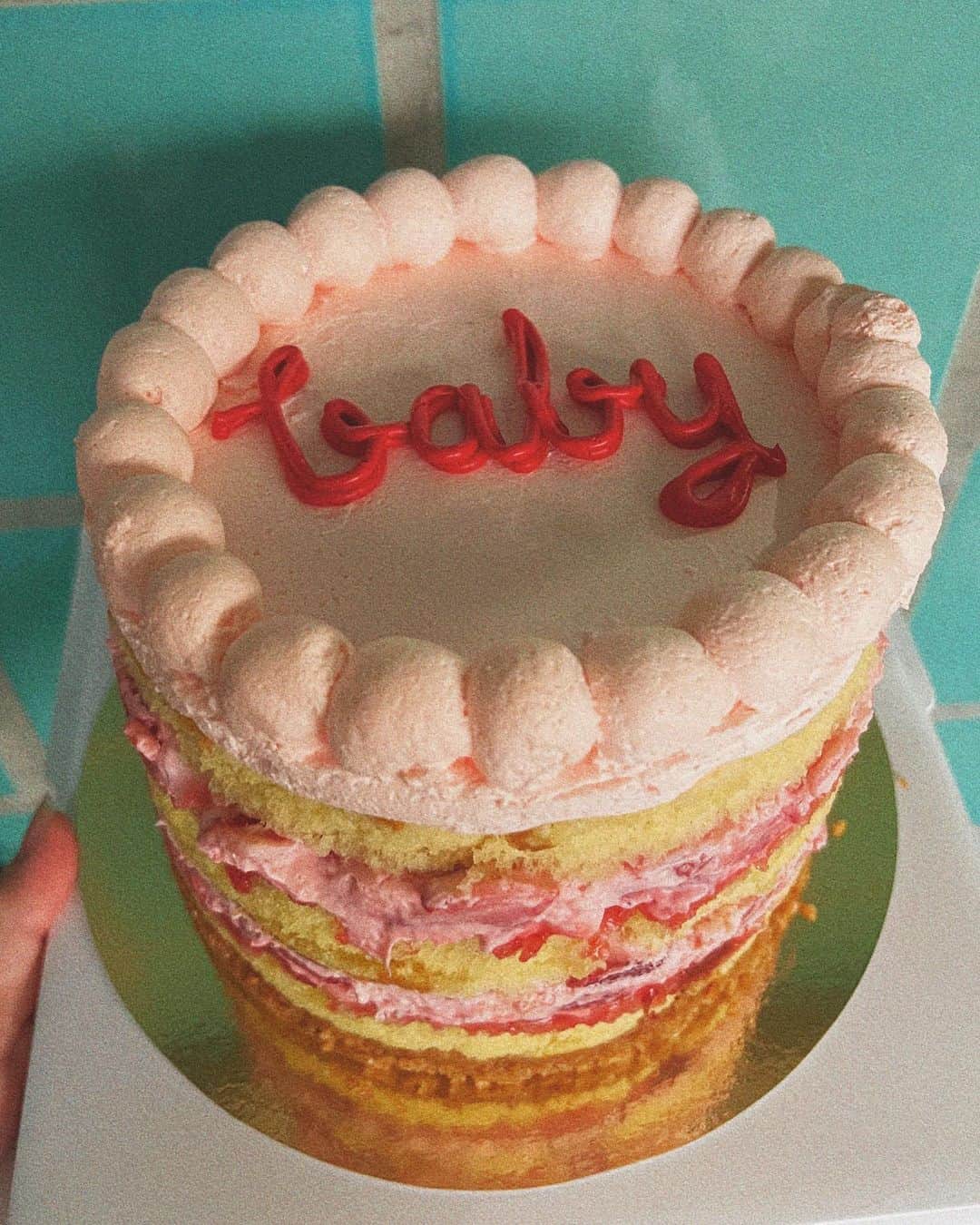 タヤ・ロジャースさんのインスタグラム写真 - (タヤ・ロジャースInstagram)「One week in Bangkok 🥰🫶🏽🏡  The yummiest 🍓 cream cake from @babycakes.bkk // baby giggles//  Skincare stacking // hair chopping thanks to @aa_thelounge2469 // new toys thanks to @keimenkids // puppy cuddles with @nalabalooza // & the prettiest coconut cake from @therollingpinn」4月7日 11時03分 - tayastarling