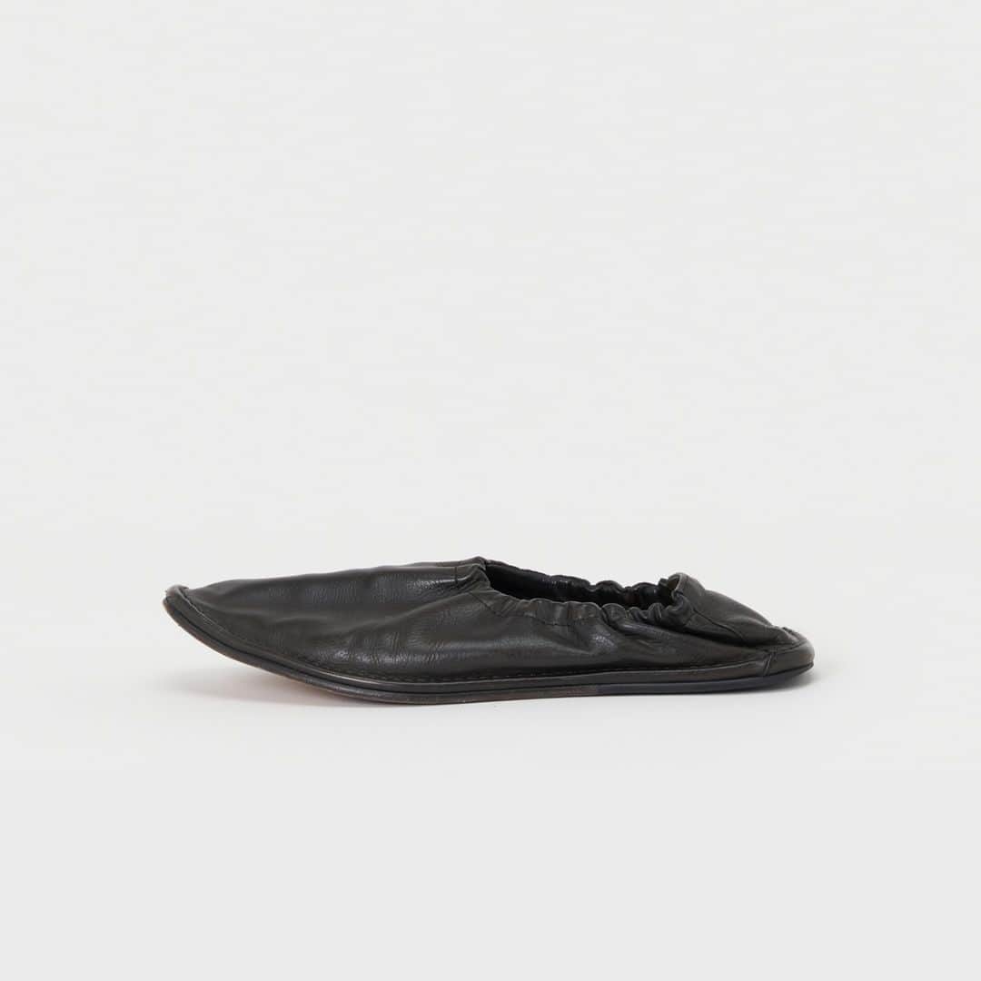 エンダースキーマのインスタグラム：「“case study” model: foot cast///flat ballet color: black older: 8 months  “foot cast” is a self-modeling product that allows you to mold leather shoes for your own feet.  #casestudy #footcast #henderscheme #スキマ」