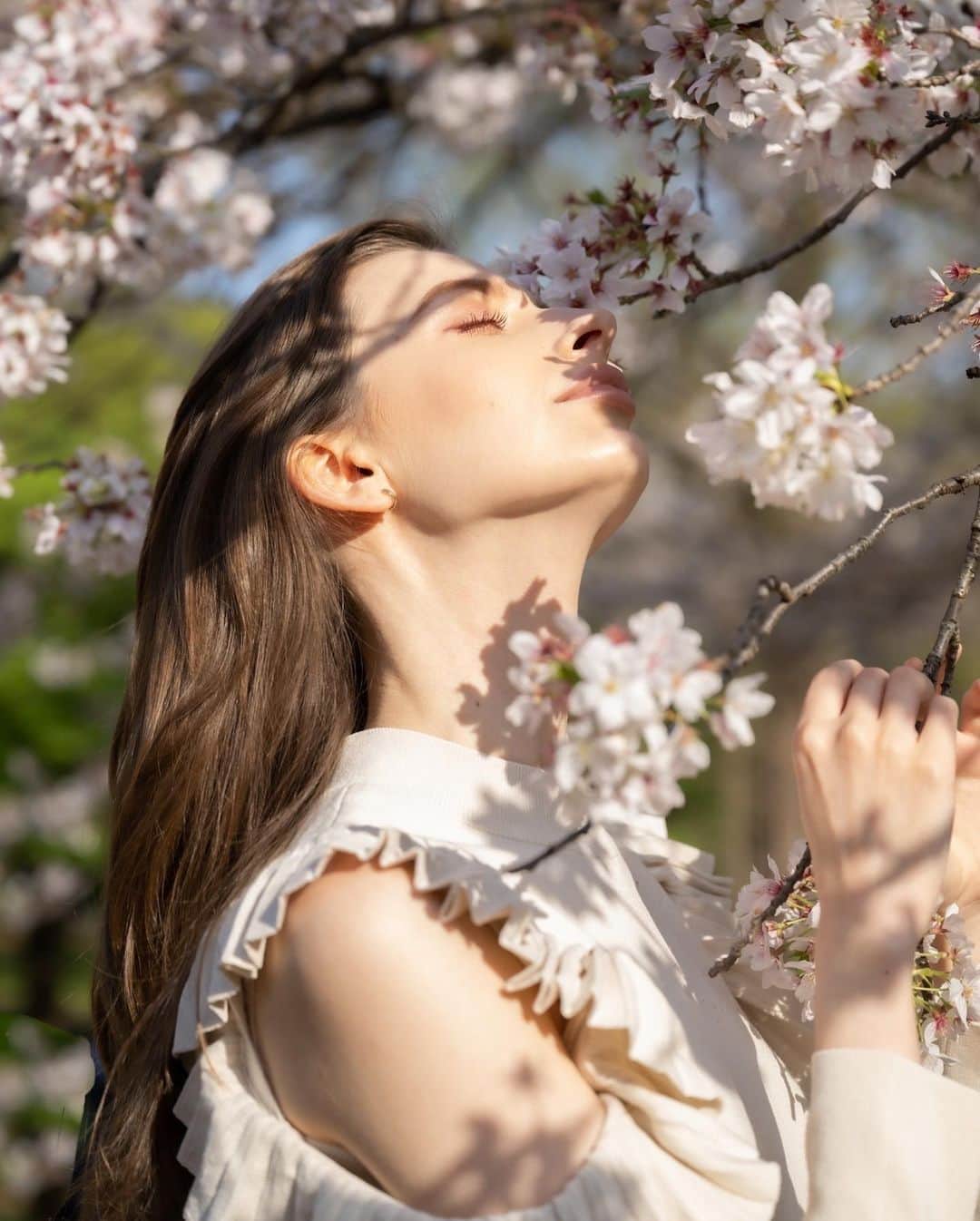 カロリーナさんのインスタグラム写真 - (カロリーナInstagram)「先日パリコレも撮っているカメラマン @fukumitadaishi さんに撮って頂きました~🌸  大好きな桜を背景にとっても素敵な仕上がり✨  ありがとうございます🤍  まだまだあるので載せていくね😳 ・ ・ ・ ・ #instadaily #ootd #instalike #instafashion #instafollow #model #shooting  #tokyomodel #tokyomodels  #外国人モデル  #モデル #ブライダルモデル #ファッションモデル #撮影モデル #白人モデル #フィットネス女子 #フィットネスモデル #ファッション」4月7日 18時00分 - karolina0824