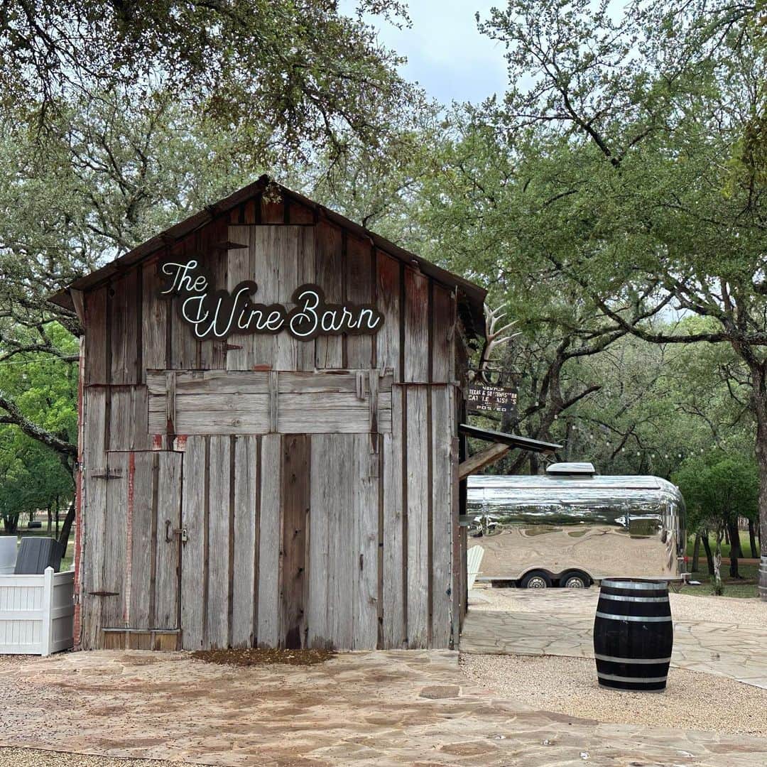 ケリー・ブルックさんのインスタグラム写真 - (ケリー・ブルックInstagram)「Road Trip through Texas Wine Country stopping off at @beckervineyards for a tasting of some of the best wines Texas has to offer!! @traveltex @visitfredtx #Texastodo #LetsTexas 🤠📍⭐️🇺🇸🍷」4月7日 11時05分 - iamkb