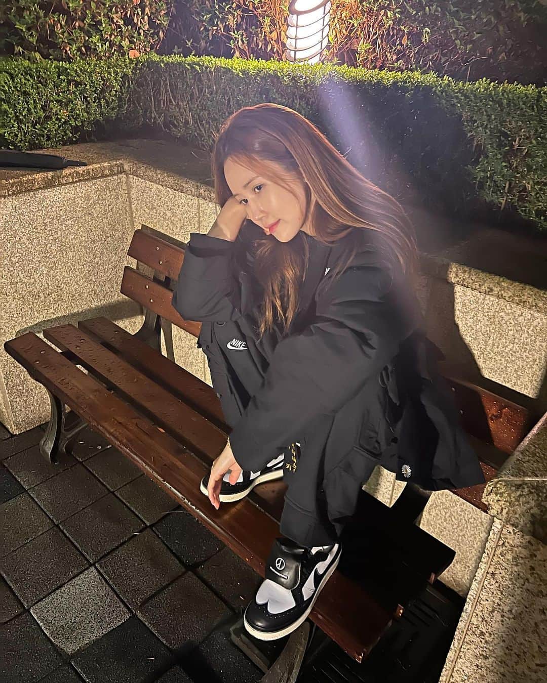 イ・ダヘのインスタグラム：「GD도련님(?) 고마워요🙏🙈 덕분에 힙한척..한번..🫣 @peaceminusonedotcom @kiiiondo @nike」