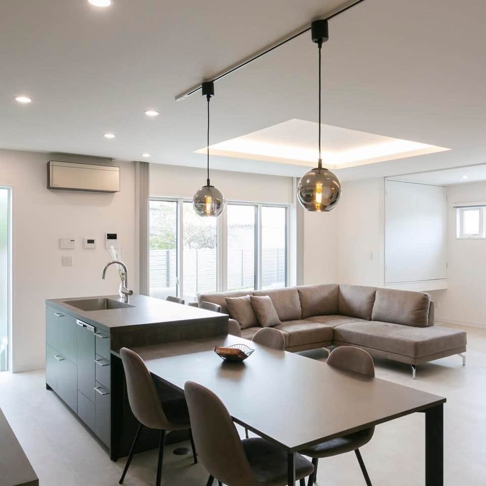 のインスタグラム：「.  平屋で叶える便利で ゆとりのある住まい －－－－－－－－－－－－ #フラットホーム －－－－－－－－－－－－ 　 『グラフテクト』のキッチンからイメージを膨らませた住まい。  セパレート型のキッチンは、ダイニングテーブルも繋げて 配膳や片付けもスムーズに。 それぞれのモノのあるべき場所に十分な収納も確保。  リビングに開放的をもらたす折り上げ天井は ご主人のこだわり。 間接照明の効果でより洗練された印象に。  多目的に使えるテラスはもう一つのリビング。 野外での食事もキッチンが近いからラクラク。 駐車場も広いため、人が集まりやすく 賑やかなお宅に。  スタイリッシュなデザイン性と 機能性を兼ね備えた満足度満点の住まいです。  －－－－－－－－－－－－－－－－－－－－ 詳しくは現在販売中の 【家づくりの本 ふくおか・さが 春号 No.59】でご覧ください。 　 【ご購入はこちらから】 https://fukunavi.stores.jp/items/64228b6962289b003ce4be87 －－－－－－－－－－－－－－－－－－－－ 　 ■株式会社フラットホーム 福岡県みやま市瀬高町高柳415-3 TEL：0944-62-2186 https://flathome.co.jp/newhouse/  //////////////////////// 　 【家づくりの本】 → @iedukuri.fukuoka  　 【フクオカリノベ】 → @fukuoka_renovation  　 　 #家づくりの本 #シティ情報ふくおか  #マイホーム #暮らしを楽しむ  #新築 #戸建て #注文住宅  #家づくり  #福岡 #福岡新築 #福岡家づくり  #家づくりのヒント #暮らしのヒント  #かっこいい家 #お洒落な家 #自然素材の家  #インテリア #インテリアデザイン  #住まい #暮らし #家 #住まいづくり  #工務店 #フラットホーム　#平屋暮らし #平屋の家　#グラフテクト」