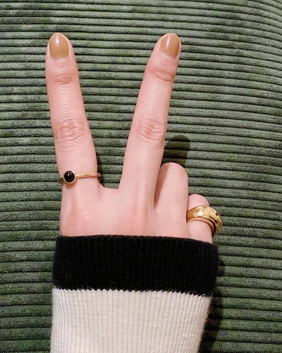 飯窪春菜さんのインスタグラム写真 - (飯窪春菜Instagram)「🕯️  最近、新しいリングをお迎えしました☺️ @aletta_jewelry_official のもの。  太めのピンキーリングが欲しかったからすっごいお気に入り！🌙 水滴モチーフの輪郭が可愛いんです〜🫶🏻  お気に入りのアクセサリーを見つけると、毎日がより一層楽しいものになりますね🌸  #ring #accessories」4月7日 11時15分 - harunaiikubo_official