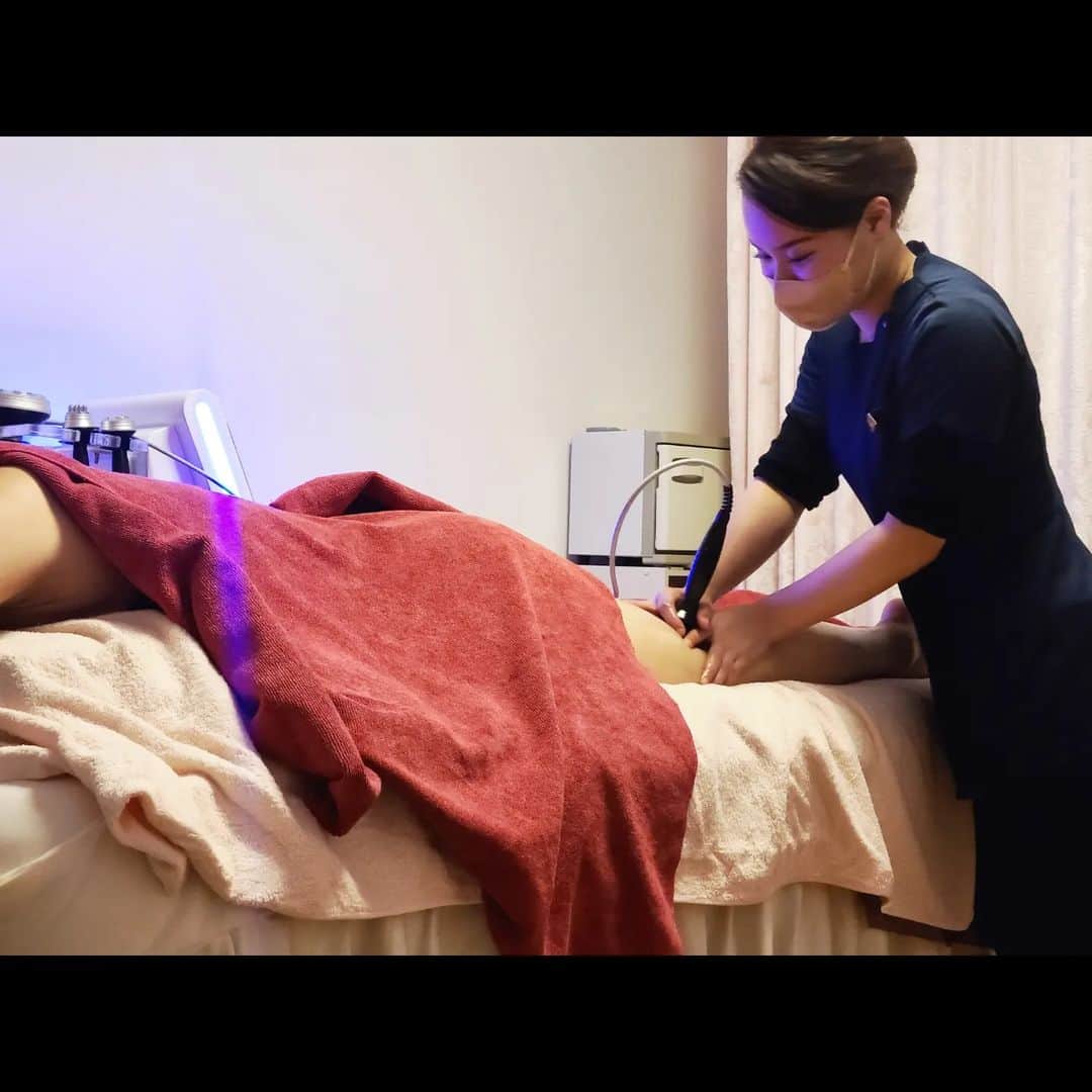 AYUMIKAMISAMAのインスタグラム：「Ranun Spa⁡ ⁡⁡ ⁡⁡⁡ ⁡⁡ ⁡ ⁡新宿にある美肌細身を⁡ ⁡得意とする個人経営の⁡ ⁡エステサロン@ranun_spa さん⁡ ⁡へお邪魔しました✌️ ⁡⁡⁡ForceCutterでEMSを⁡ ⁡流しながら⁡吸引のダブル技で⁡⁡ 頑固なセルライトも⁡ ⁡バチバチに剥がれるのが ⁡その場でも実感を得る⁡ ⁡くらいの即効性と効き目は⁡ エグくて⁡保証物でした。⁡ ⁡⁡エステティシャンの方の⁡ ⁡手業も容赦なくしっかり⁡ ⁡脂肪を潰してくれる⁡実感も⁡ ⁡あって信頼出来る方だったので⁡ ⁡大手エステサロンと違い⁡ 親身になってくれるので⁡ ⁡信頼も寄せれたのでシェア⁡ ⁡させて頂きます✨⁡⁡ ⁡⁡ ⁡詳細や質問はDMで⁡ ⁡答えてくれると思うので⁡ ⁡気になった方は気軽に⁡ ⁡DMを送ってみてください😊⁡ ⁡⁡↓↓↓↓↓↓ ⁡@ranun_spa」