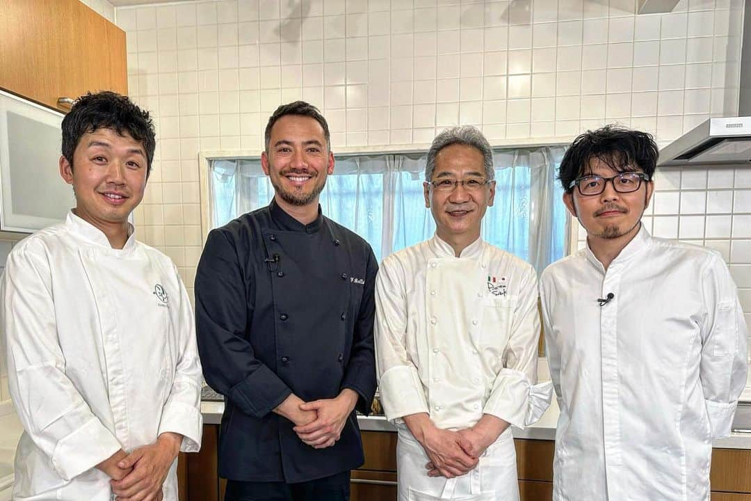 ベリッシモ・フランチェスコさんのインスタグラム写真 - (ベリッシモ・フランチェスコInstagram)「Shooting time with great chefs!!!Thank you all!👨‍🍳 👨‍🍳 👨‍🍳 👨‍🍳 📺 鈴木弥平シェフ、樋口敬洋シェフと中東俊文シェフと楽しい撮影させて頂きました！感謝👍 Grazie mille! Shooting televisivo con i mitici chef Suzuki, Higuchi e Nakahigashi!🇮🇹🇯🇵 #ベリッシモ #料理研究家 #イタリア料理 #鈴木弥平 #中東俊文 #樋口敬洋 #イタリア料理 #イタリアンシェフ #イタリア料理店 #piattosuzuki #cusavilla #salonetokyo #chef #cheflife #chefmode #celebritychef #masterchef #cucinaitaliana #italianstyle #italianchef #イタリア人 #料理研究家ベリッシモ #撮影 #料理撮影 #イケオジ #cookingtime #foodstagram #foodblogger #料理系男子 #料理の鉄人 #enjoylife」4月7日 11時23分 - bellissimoyoshi