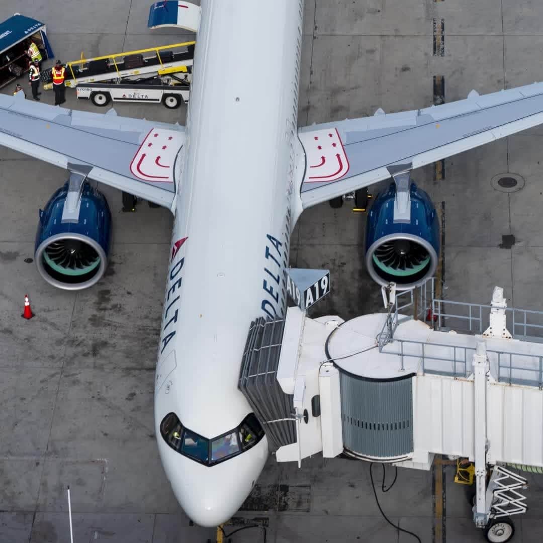デルタ航空のインスタグラム：「We’re celebrating Earth Month by highlighting some of our most fuel-efficient planes in the skies.  First up is our A321neo ✈️ She’s spacious, she’s stunning and, more importantly, the most fuel-efficient aircraft in our fleet.  Next, we have the A330-900. Her wings are specially designed to help lower fuel burn on the way to your next big trip.  If you’ve ever taken a transpacific flight, you’ve probably met our A350. She’s made of 70% advanced, lighter material and uses less fuel than if made with all aluminum.   While we only have one official month to celebrate, creating a more sustainable future will always be our lifetime commitment!​」