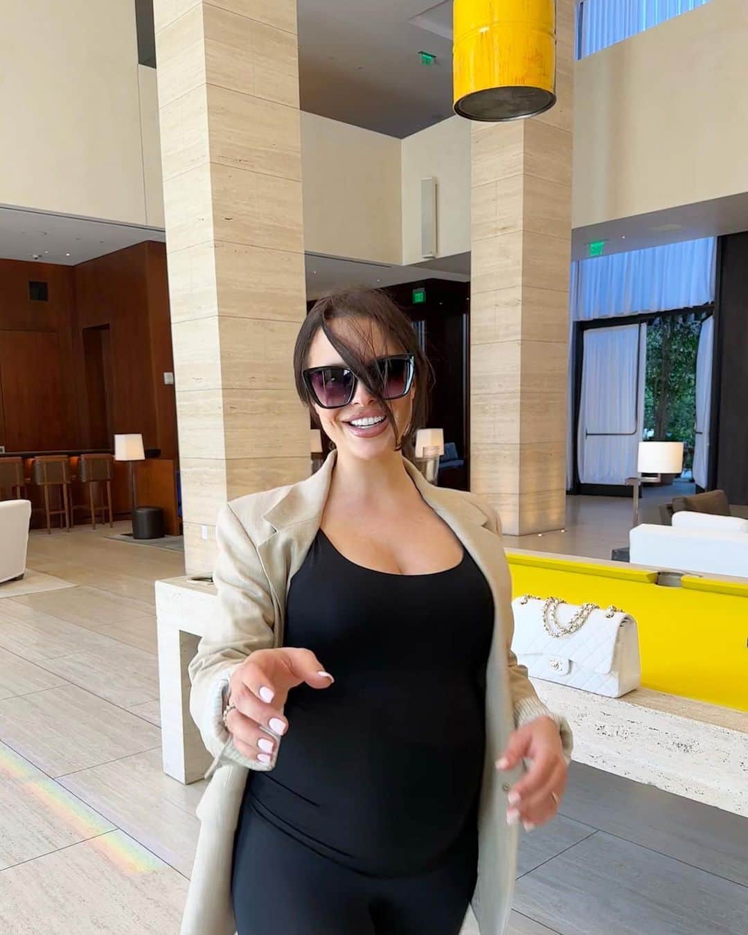 Mara Teigenのインスタグラム：「This pregnancy I’m very happy for big sunglasses to hide how tired I really am 😅😎」