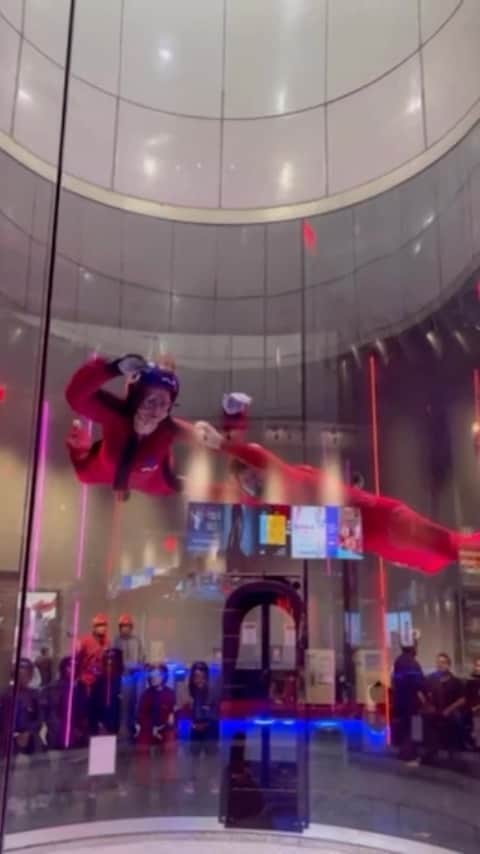シンシア・ニクソンのインスタグラム：「Yes, that’s ME in the clogs 🤪」