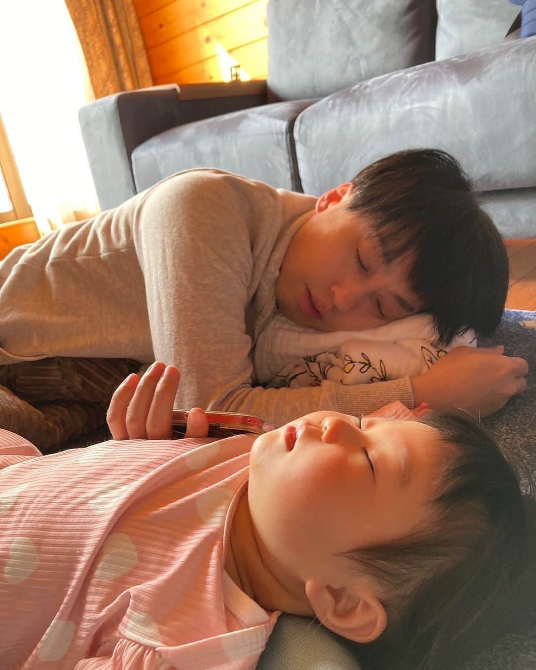 悠希さんのインスタグラム写真 - (悠希Instagram)「すごい親子感  #パパと娘」4月7日 2時35分 - jr_yk