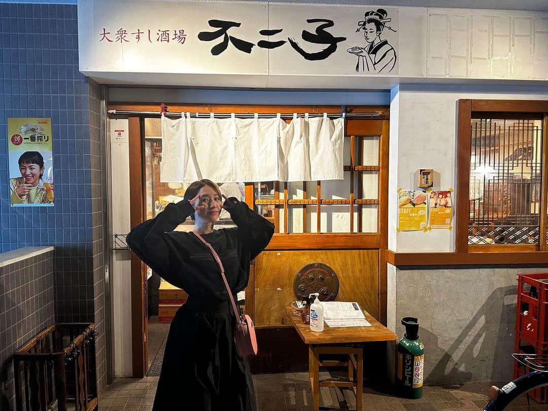 片山陽加さんのインスタグラム写真 - (片山陽加Instagram)「✎𓂃たべすたぐらむ。  中野坂上にある、「大衆すし酒場 不二子」へ @fujiko_nakano.sakaue  みやりちゃんと✨  札幌祭りで北海道へ行ってから 海鮮欲がとまらない♡ インスタで気になっていた 不二子名物の『海の宝石盛り』を食べに🤤  鮪、穴子、サーモン、真鯛、〆鯖、エビ、 いくらが升タワーにてんこ盛り😳 みため贅沢すぎる一品❤️宝石箱すぎた！！！ エビ好きとしてはブリンブリンで見た目も映えてて最高でした🦐  この日は[お魚大好きコース]を 頂いたんだけど、他にも✨  ☑ 日替わりおばんざい盛り合わせ どれも優しい味わい♪  ☑痛風煮玉子 味がしっかりついてる煮卵に 最強コンビウニいくらで 口の中整いました♡  ☑ しらすてんこ盛り 不二子サラダ 見た目映えだけでなく、 しらすととびっこのプチプチ感たまらぬ食感に秒で胃の中へ  ☑仙台名物牛タンのカルパッチョ さっぱりとした牛タンカルパッチョ でした！  ☑「火山灰」を使った灰干熟成魚 炭火焼き 肉厚！ふっくら！酒飲みには最強のつまみになる一品！  ☑ ピンクのタルタルが特徴的カキフライ みんな大好きカキフライ！ 熱々でサクサク牡蠣じゅわ〜  ☑お寿司🍣 赤酢飯の〆のお寿司。ただただ美味。 ☑ 最中アイス 女子には嬉しいデザート付き☆  などなど海の幸堪能してきました♡ 牛タンも大好きだからこのコース私得すぎた！！！  海鮮好き、お酒好き、女子会ごはんにもってこいのお店でした♡  はぁ美味しいご飯、幸せ😍  --------------------------------  大衆すし酒場不二子　中野坂上店　  東京メトロ・都営大江戸線・丸ノ内線「中野坂上駅」 A2出口から徒歩15秒！ 中野坂上駅から132m  営業時間	 ［月〜金］ 昼11:30〜14:00 (L.O13:30) 夜17:00〜23:00 ［土］ 16:00〜23:00 ［日］ 16:00~22:00 ［祝日］ 16:00〜22:00 日曜営業  PR @fujiko_nakano.sakaue #中野グルメ #高円寺居酒屋 #荻窪グルメ #練馬グルメ #東中野グルメ #東京居酒屋 #大衆すし酒場不二子中野坂上 #新宿グルメ」4月7日 2時36分 - haachandyoo
