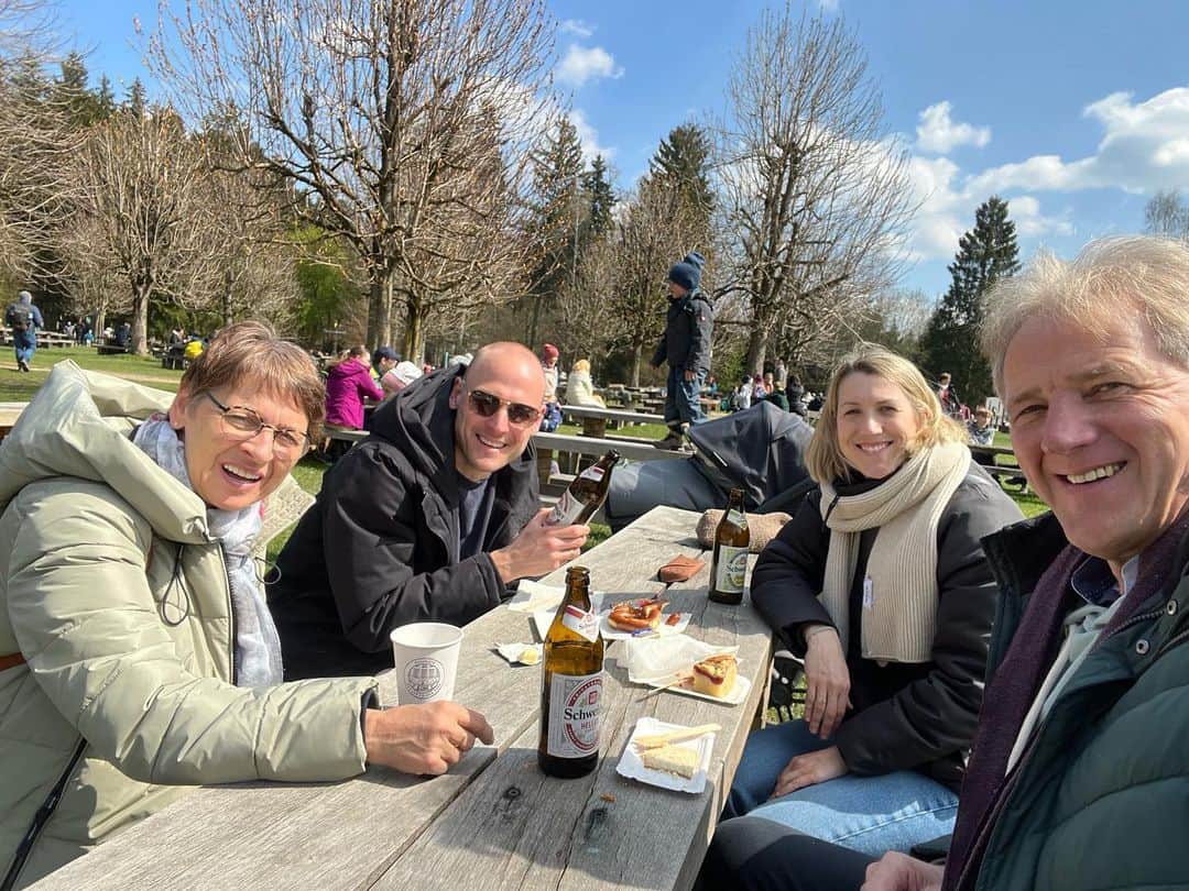 Verena Faisstのインスタグラム：「Ganz normaler Schweers‘scher Donnerstag. Kind schläft, Bierchen, Kuchen, Sonne & einfach ne gute Zeit 🐣 #wildparkpoing #dieschweersens」