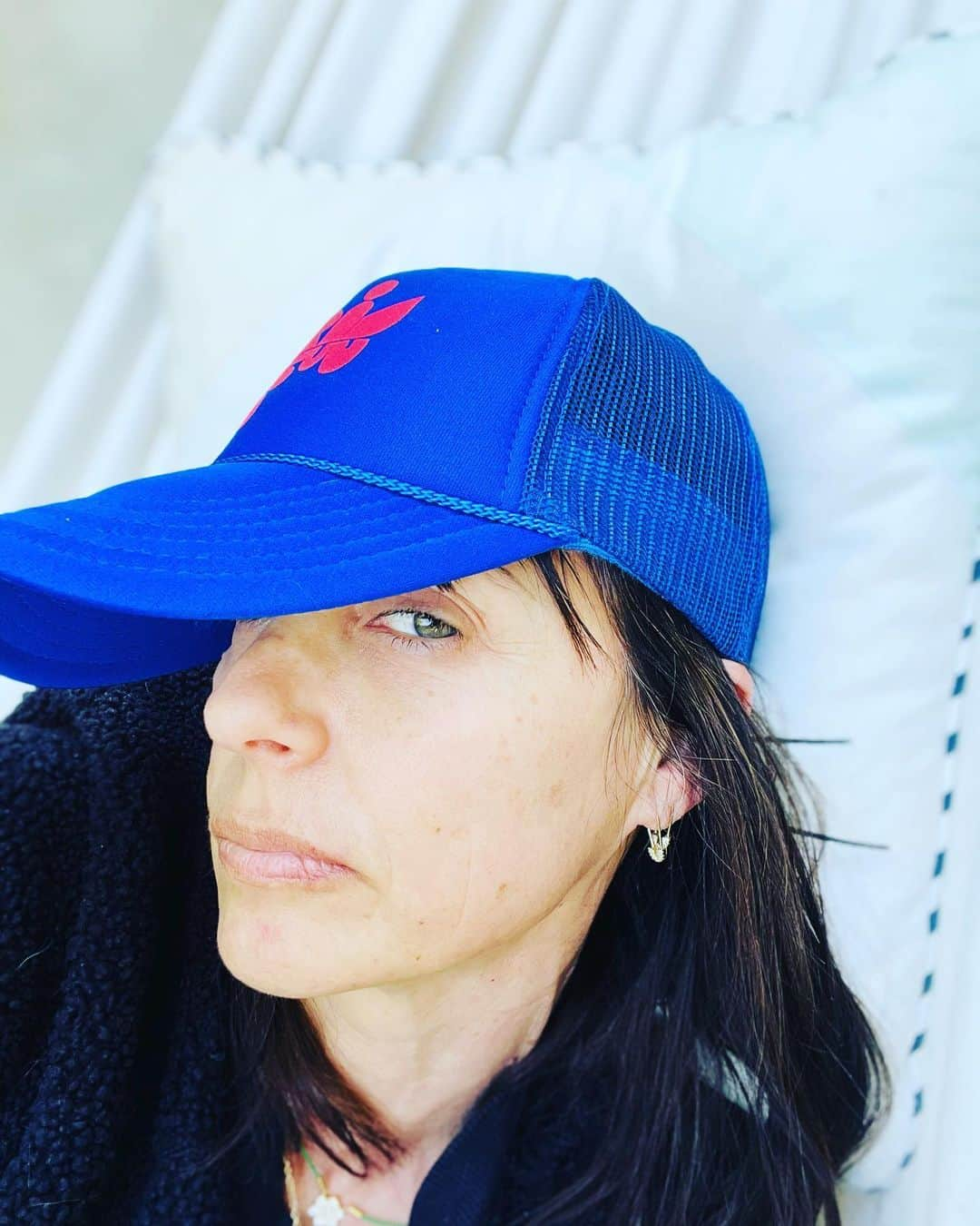 コンスタンス・ジマーのインスタグラム：「I see all of you still on #springbreak when ours was over on Monday after only one week. I’m not bitter or jealous, this is my resting face. #throwingshade while in the shade #thursday」