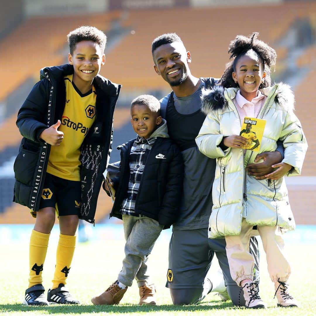 ネルソン・セメドのインスタグラム：「Molineux with my kids and @djperrin15」