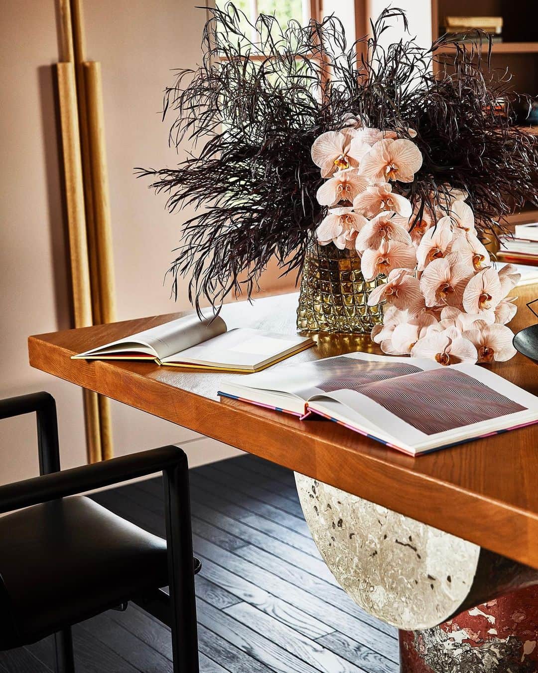 ケリーウェアスラーのインスタグラム：「MISE EN SCÈNE. A private residence studio/office in Los Angels. The large sculptural desk is a commission by artist Ross Hansen. XK」