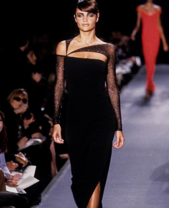 ホルストンのインスタグラム：「Throwback Thursday — @helenachristensen walking for Halston in 1997」